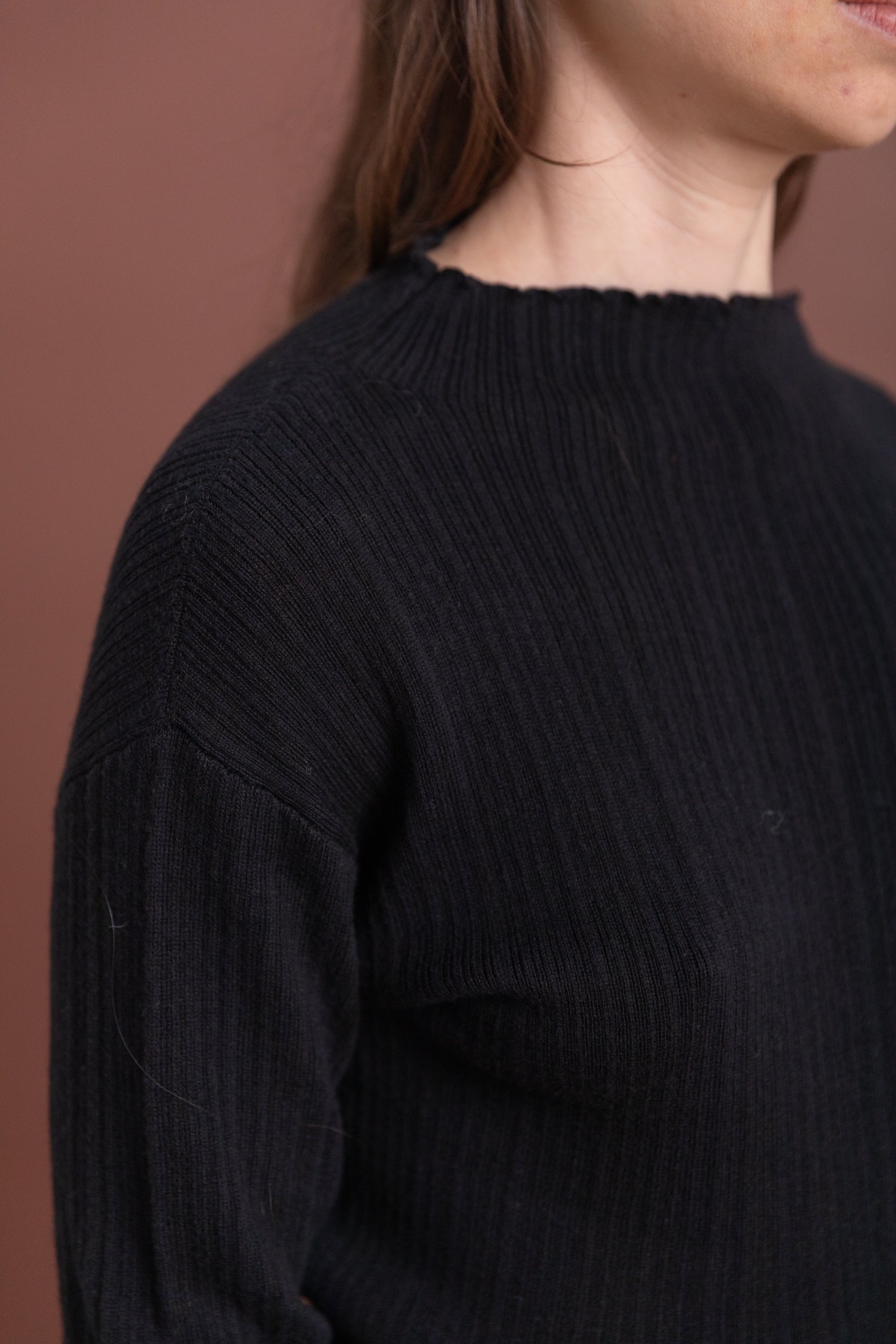 ISLA RIB TOP IN BLACK