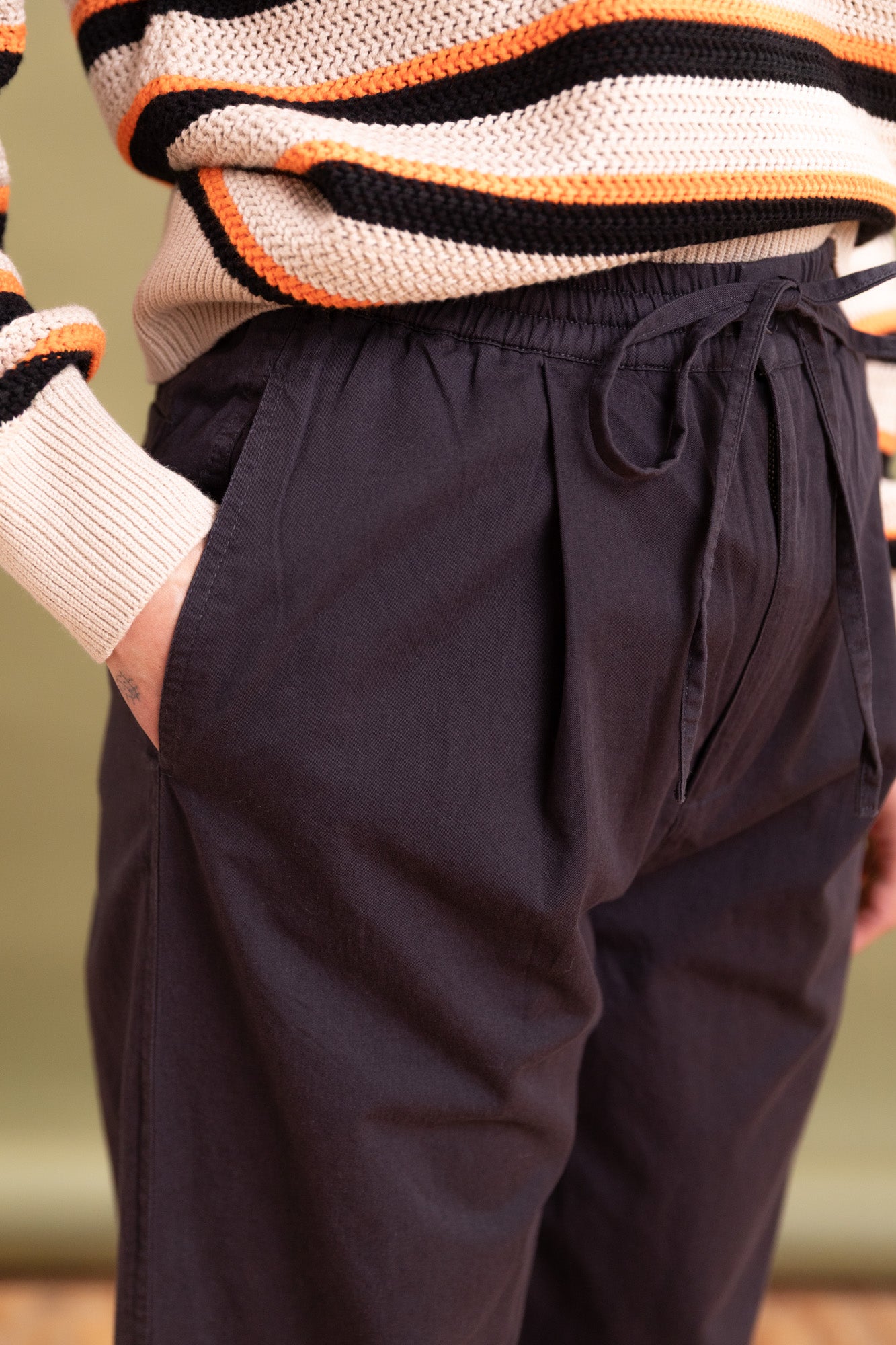 TIE TROUSER IN FADED BLACK