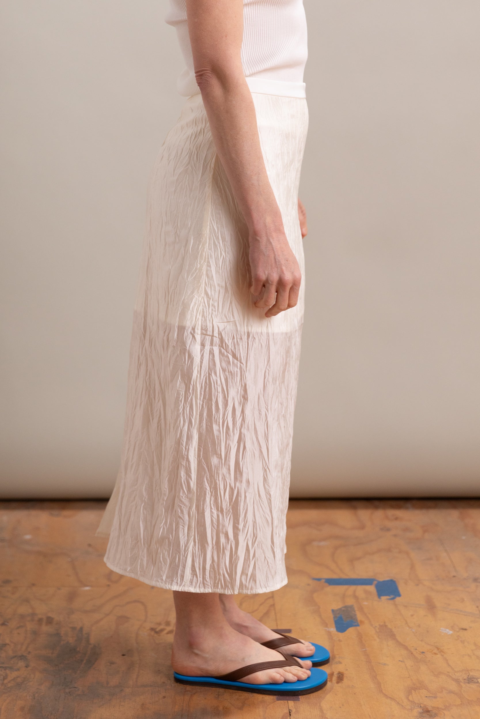 CRINKLED MIDI SKIRT IN IVORY