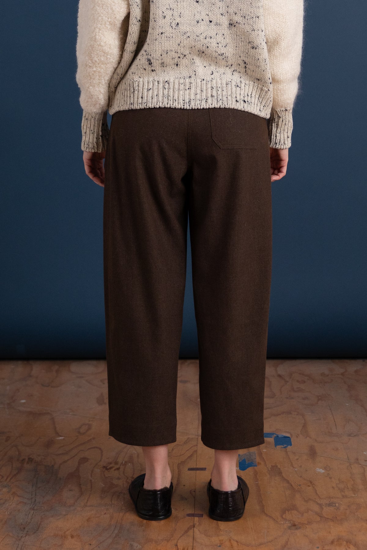 CROPPED BARREL LEG PANTS IN BROWN