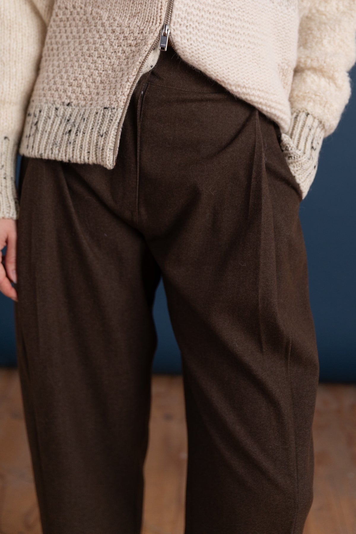 CROPPED BARREL LEG PANTS IN BROWN