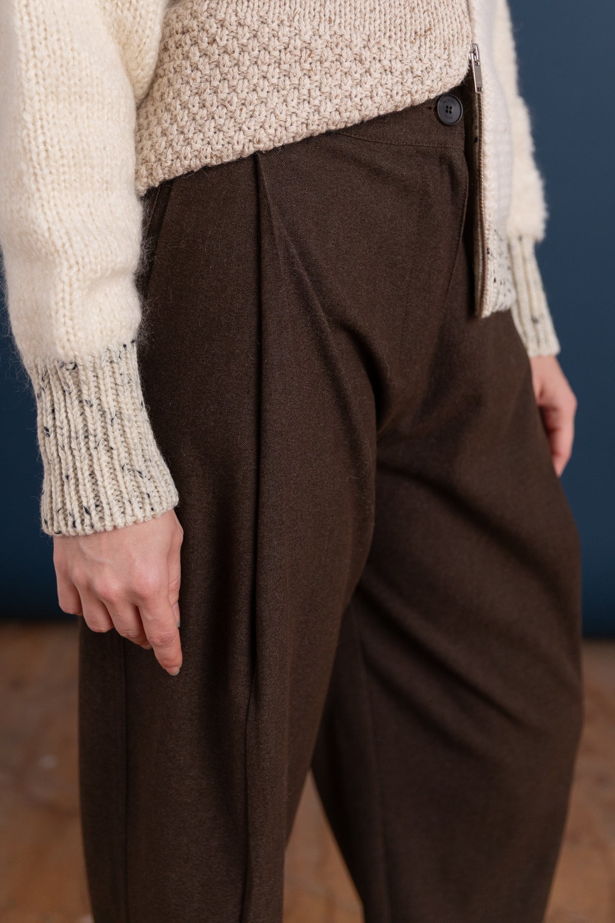 CROPPED BARREL LEG PANTS IN BROWN