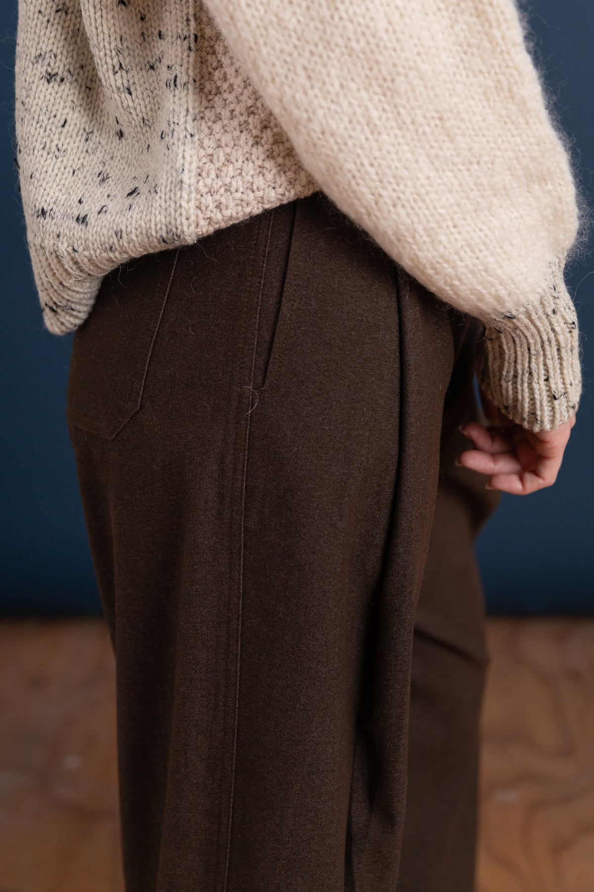 CROPPED BARREL LEG PANTS IN BROWN