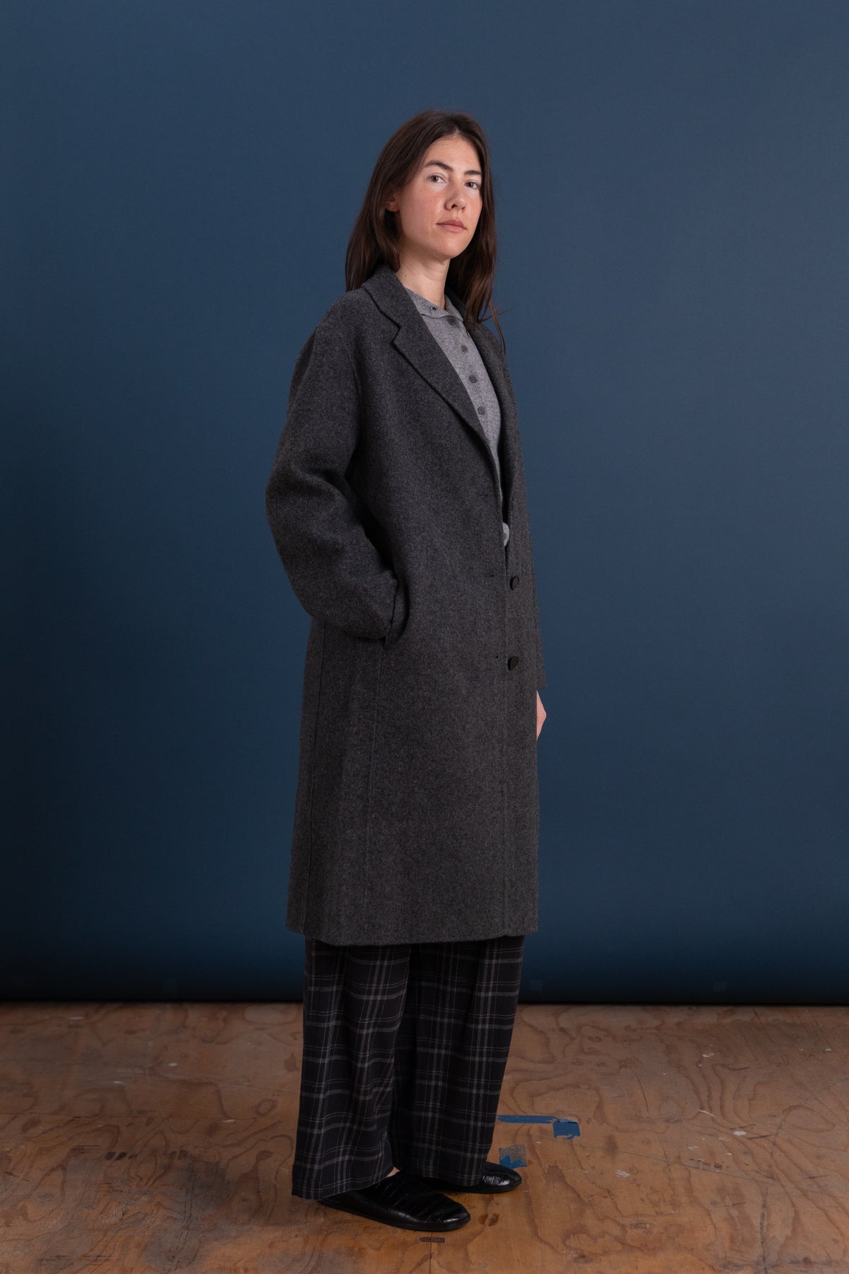 SINGLE BREASTED WOOL COAT IN CHARCOAL