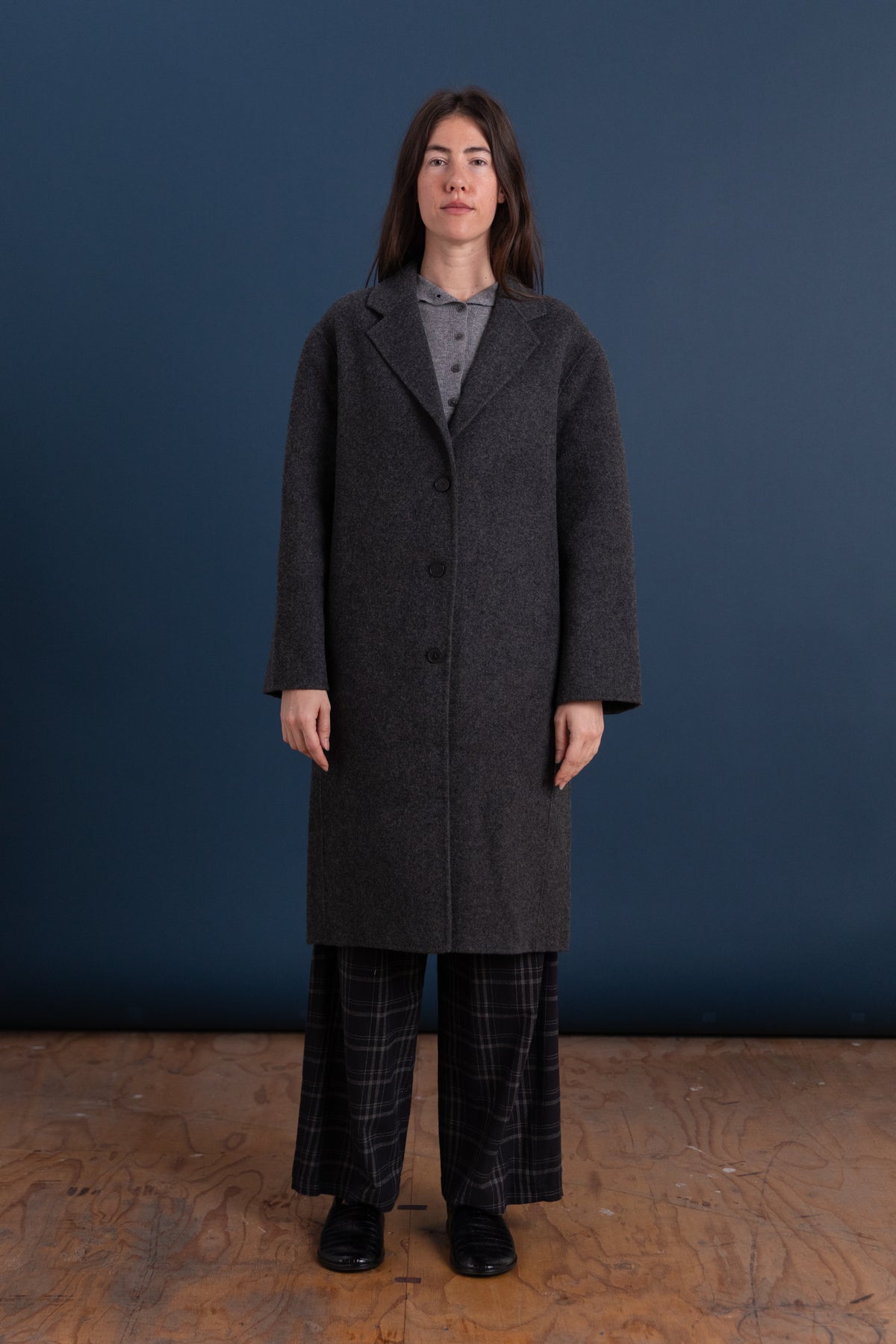 SINGLE BREASTED WOOL COAT IN CHARCOAL