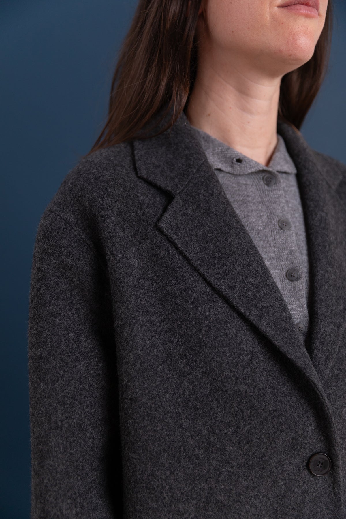 SINGLE BREASTED WOOL COAT IN CHARCOAL