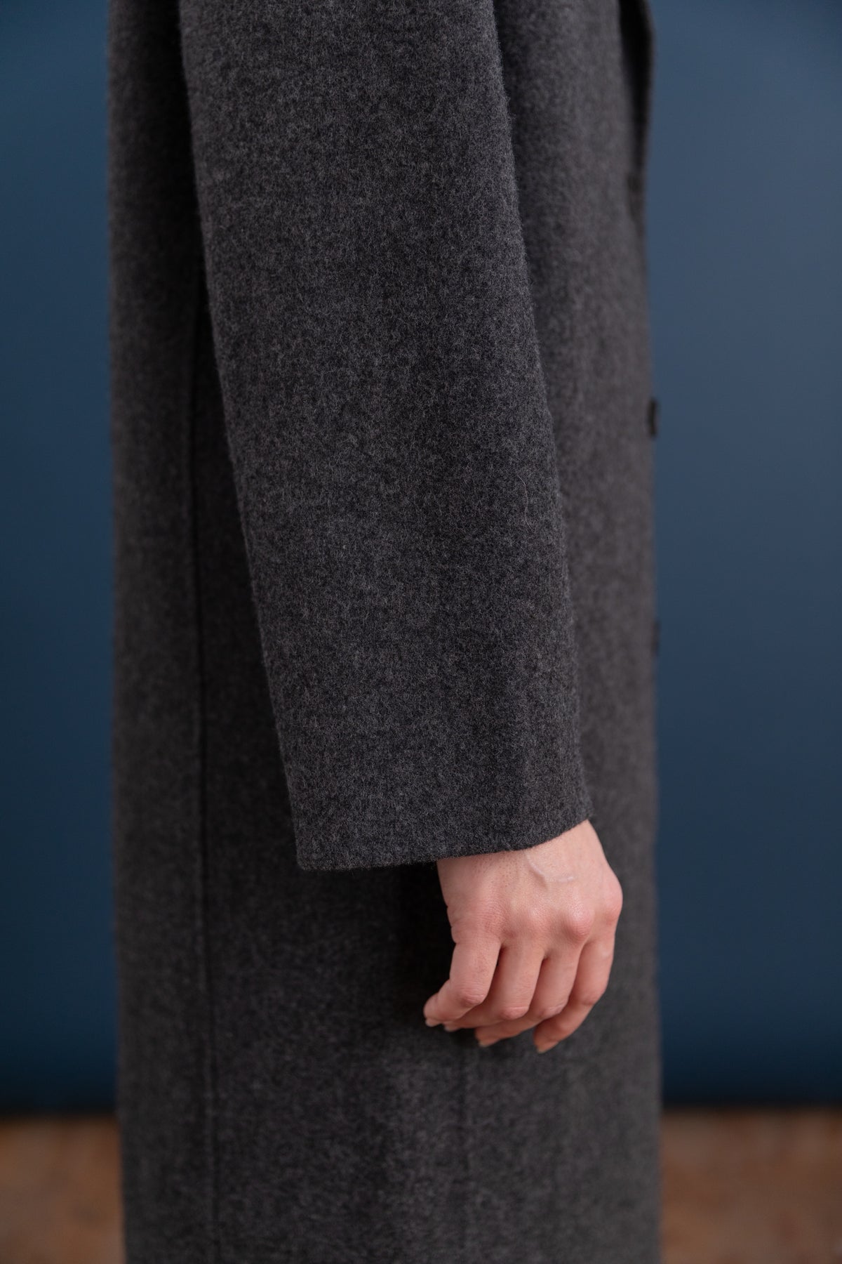 SINGLE BREASTED WOOL COAT IN CHARCOAL