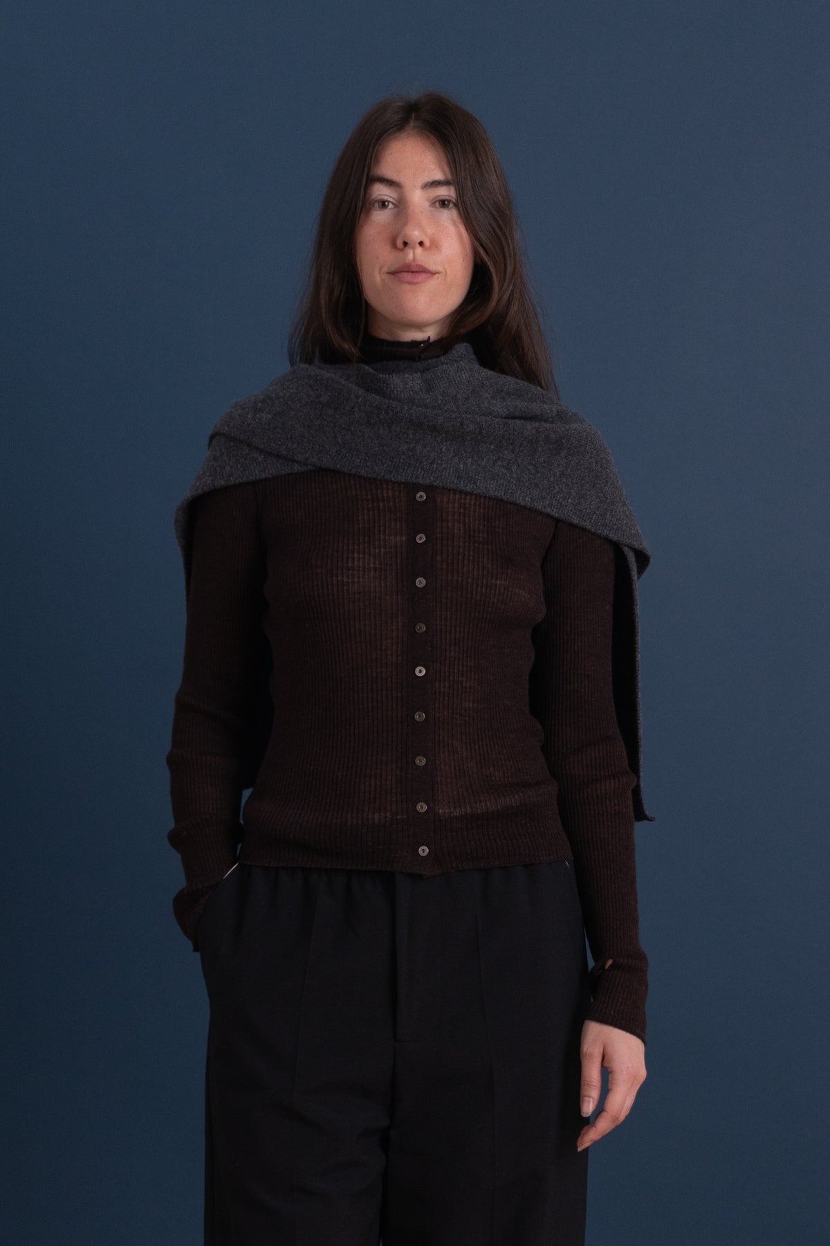 KNIT SHAWL IN CHARCOAL