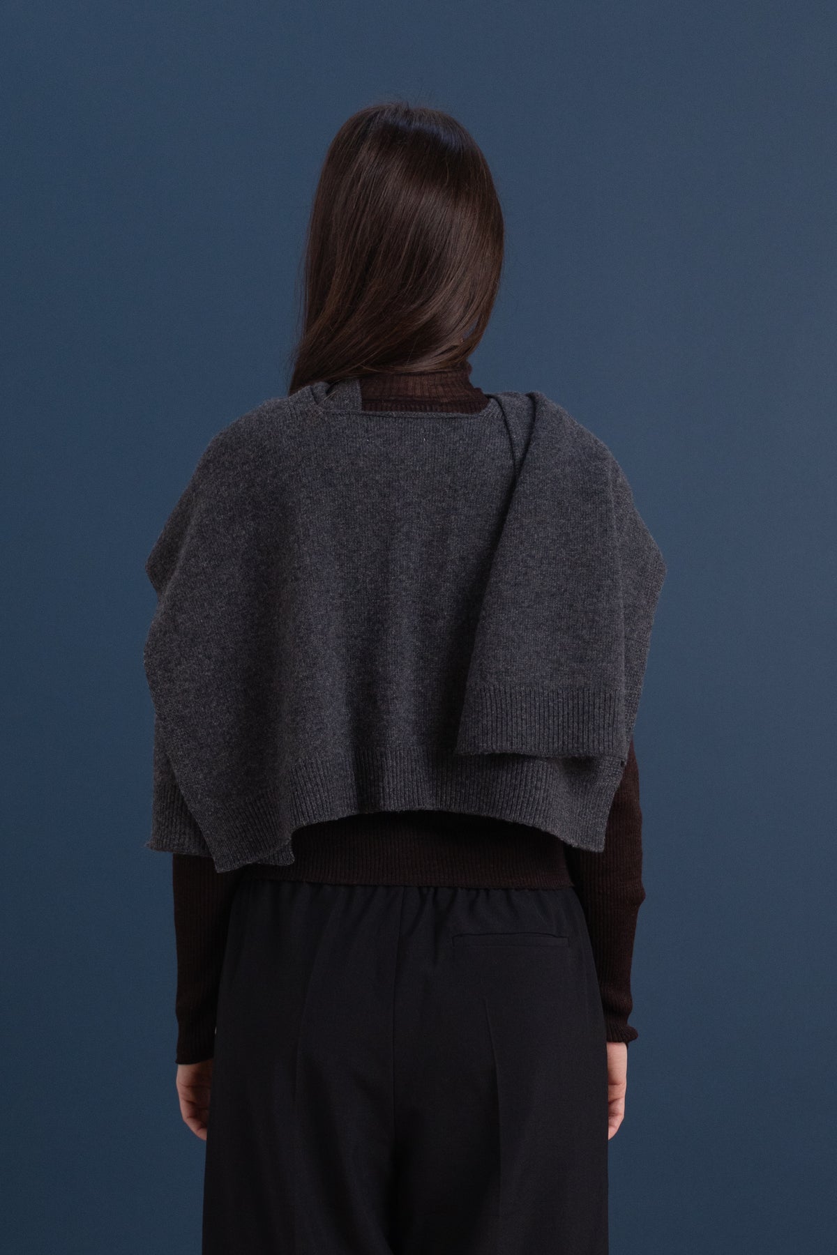 KNIT SHAWL IN CHARCOAL