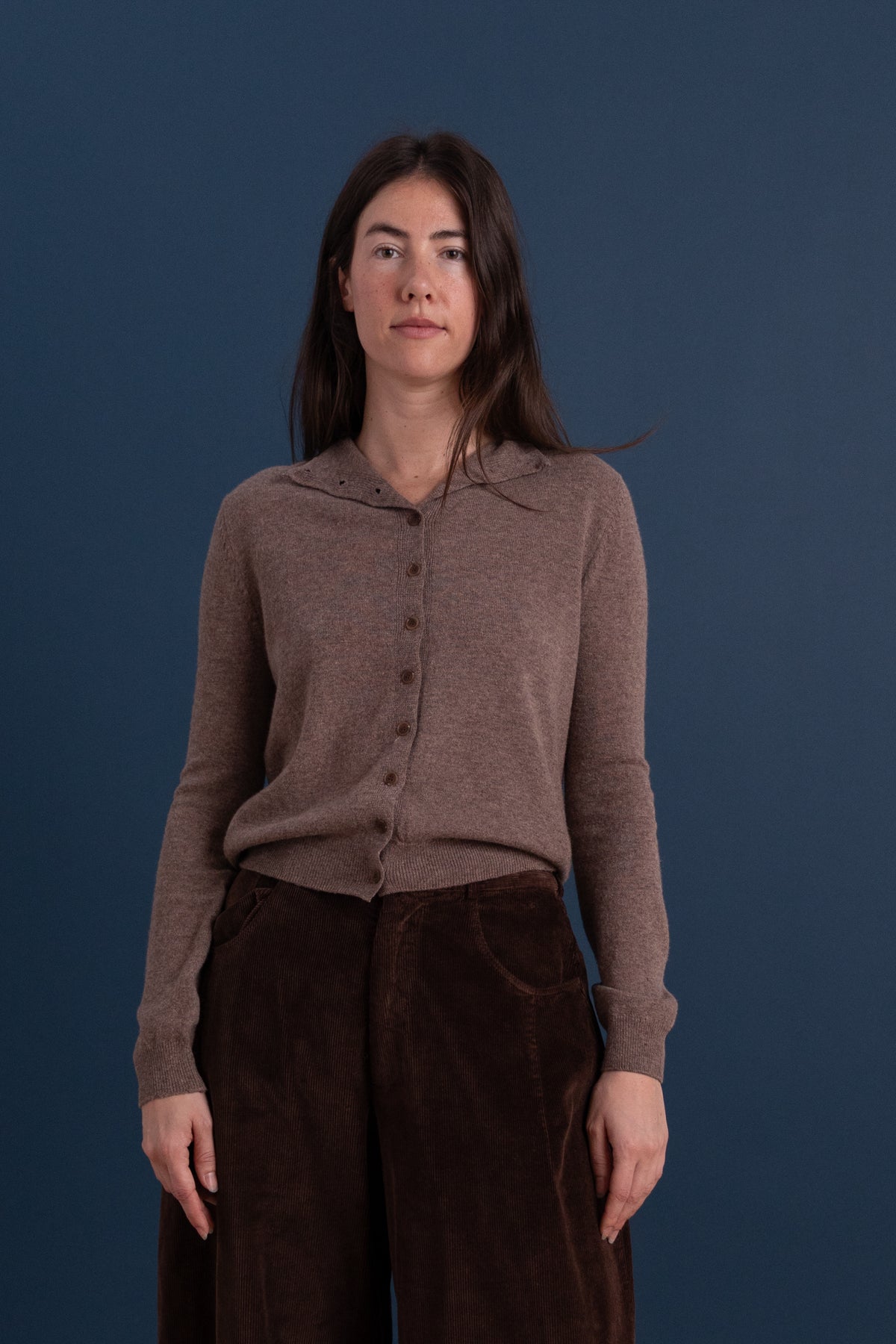 MOCK NECK CARDIGAN IN DARK BEIGE