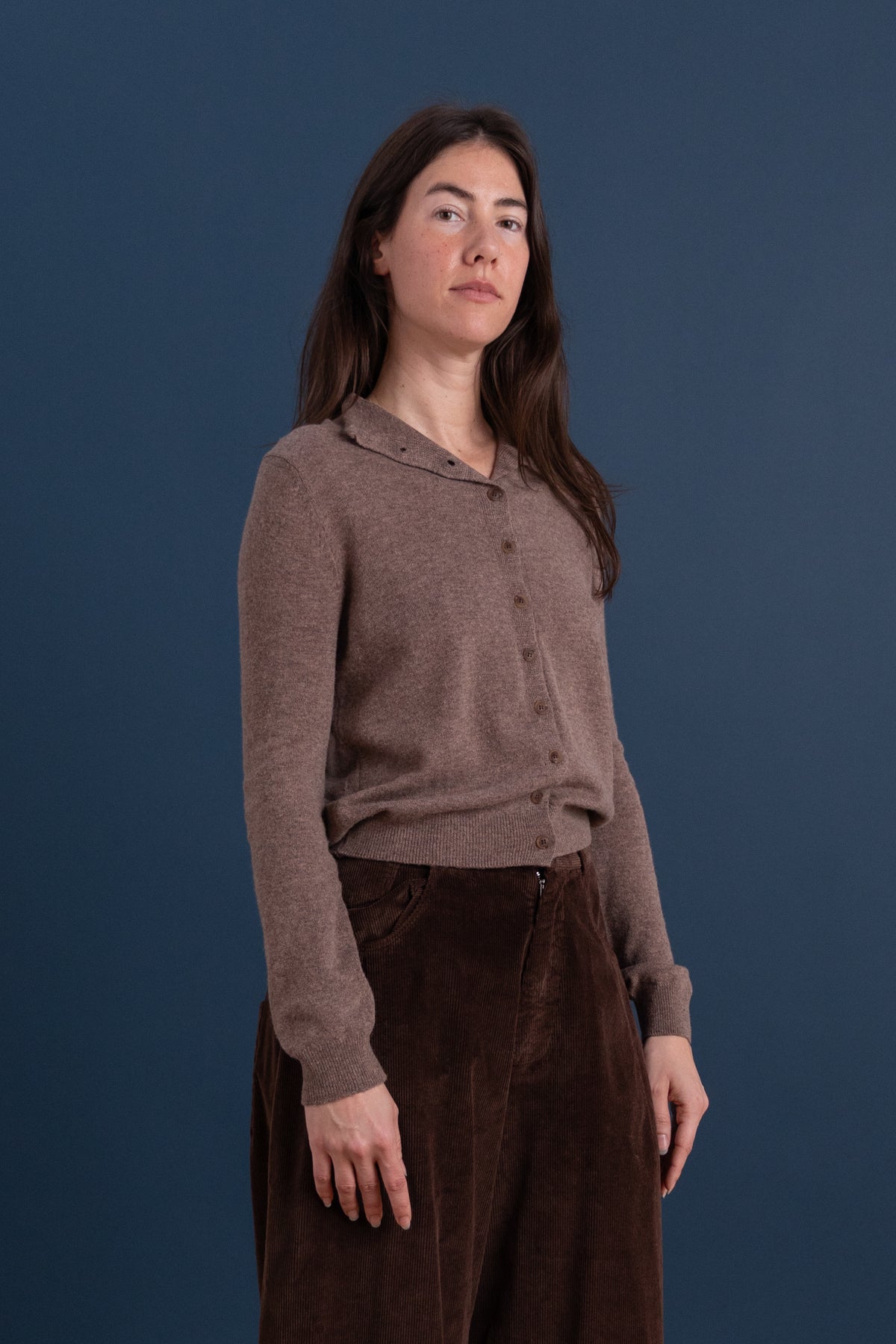 MOCK NECK CARDIGAN IN DARK BEIGE