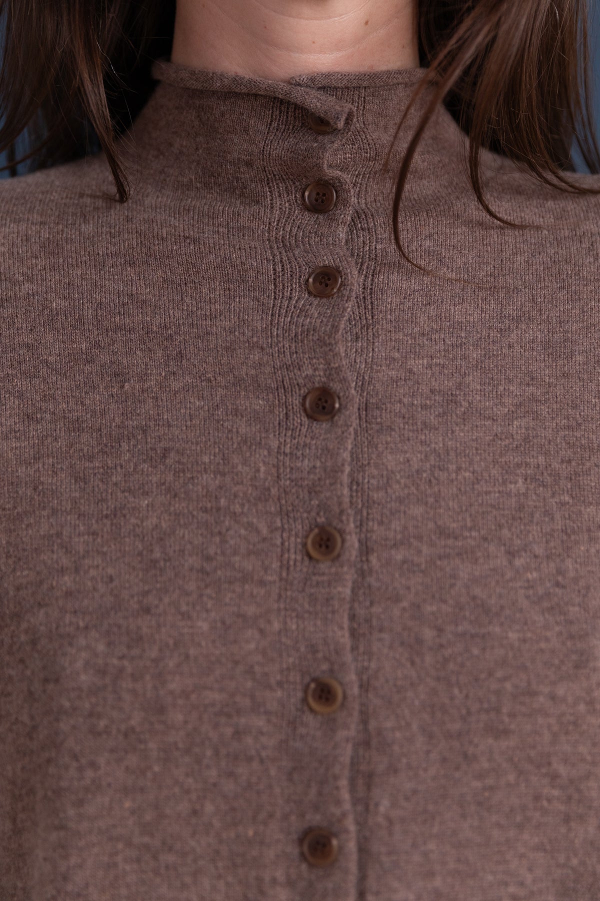 MOCK NECK CARDIGAN IN DARK BEIGE