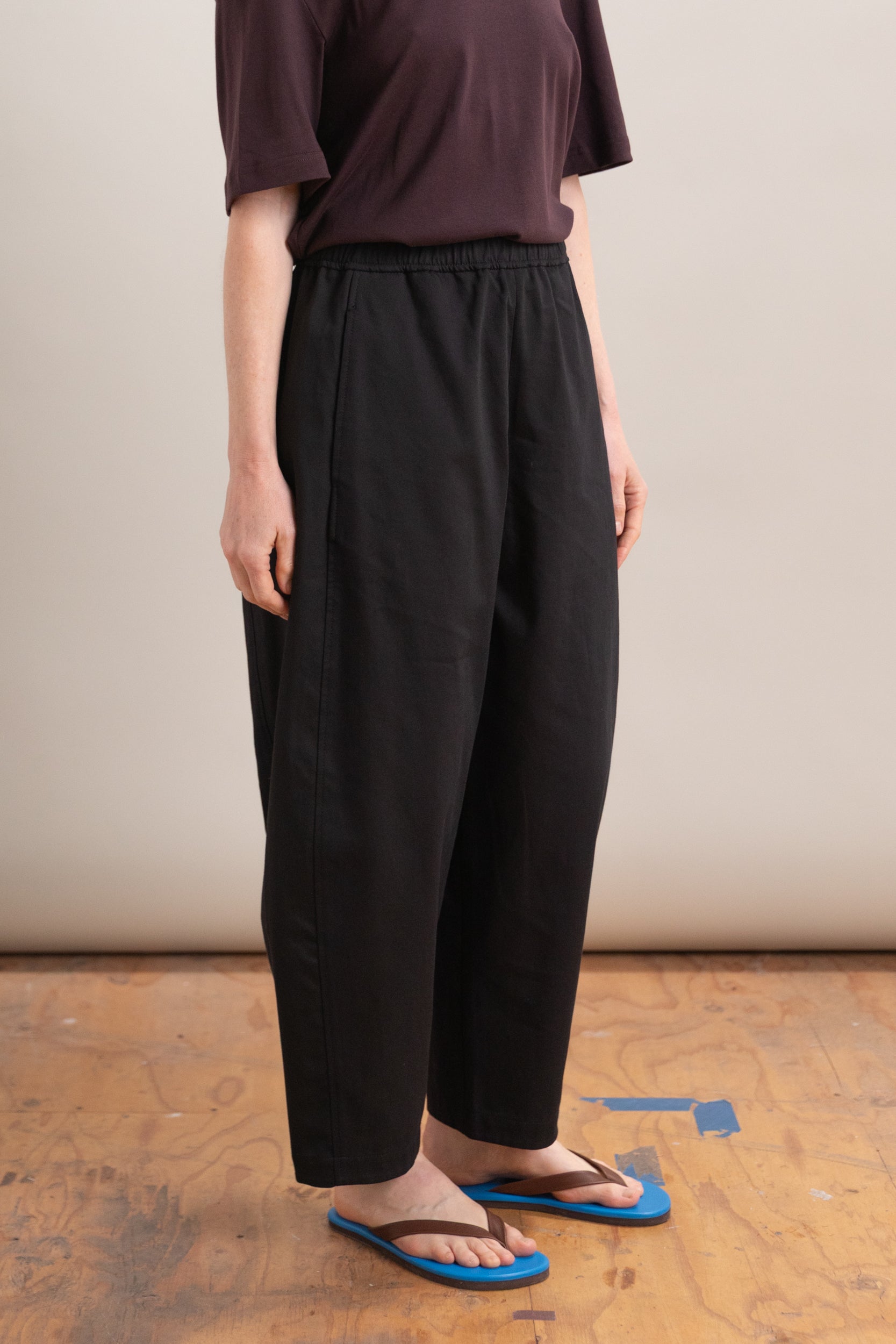 CROPPED BALLOON PANTS IN BLACK