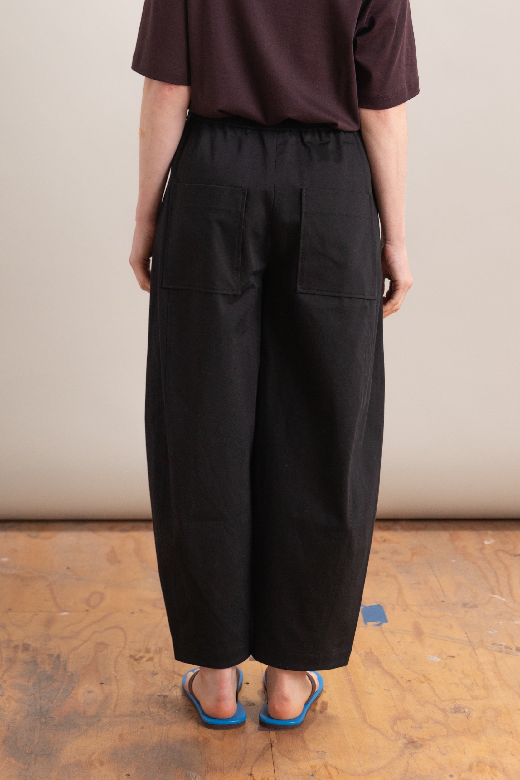 CROPPED BALLOON PANTS IN BLACK