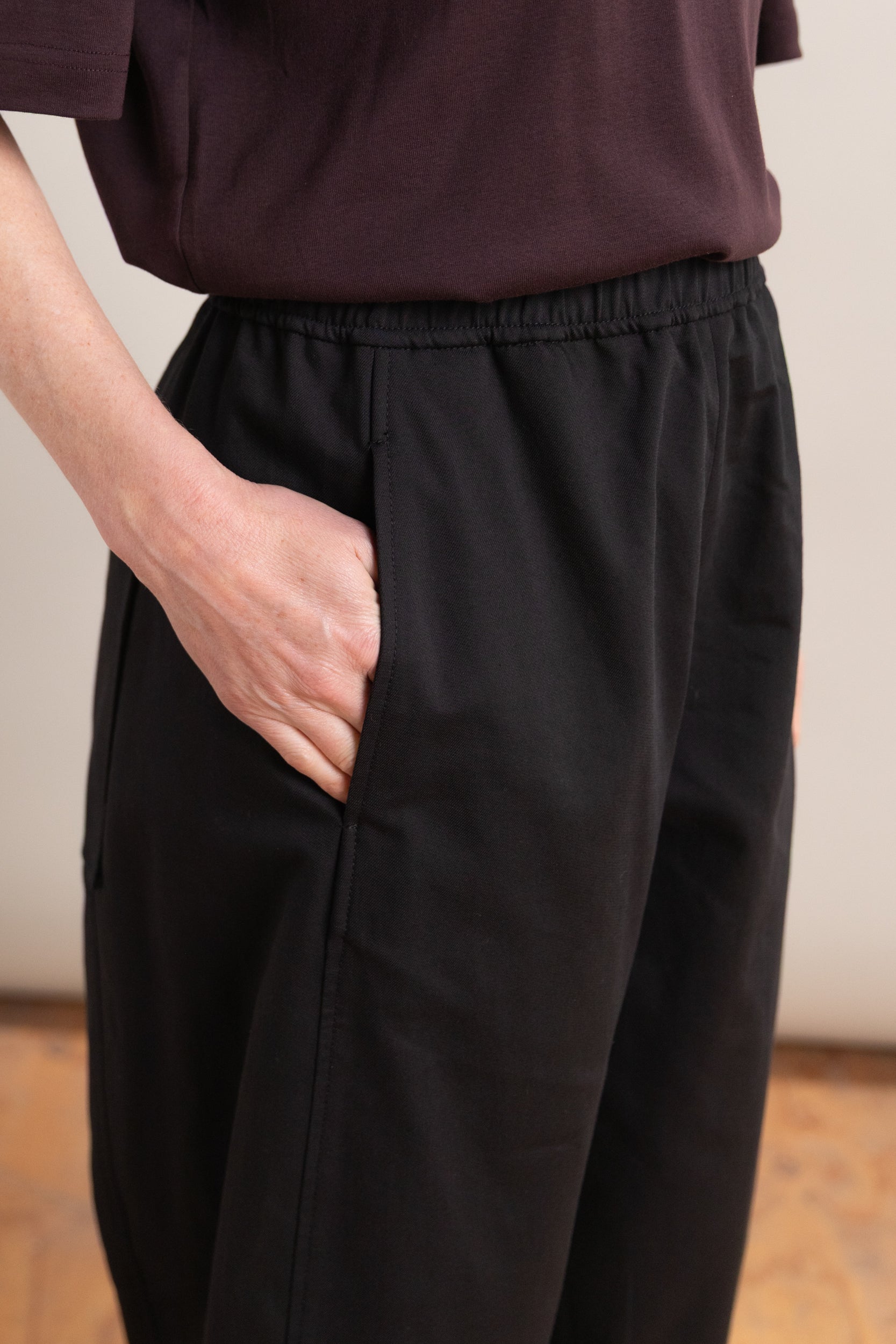 CROPPED BALLOON PANTS IN BLACK