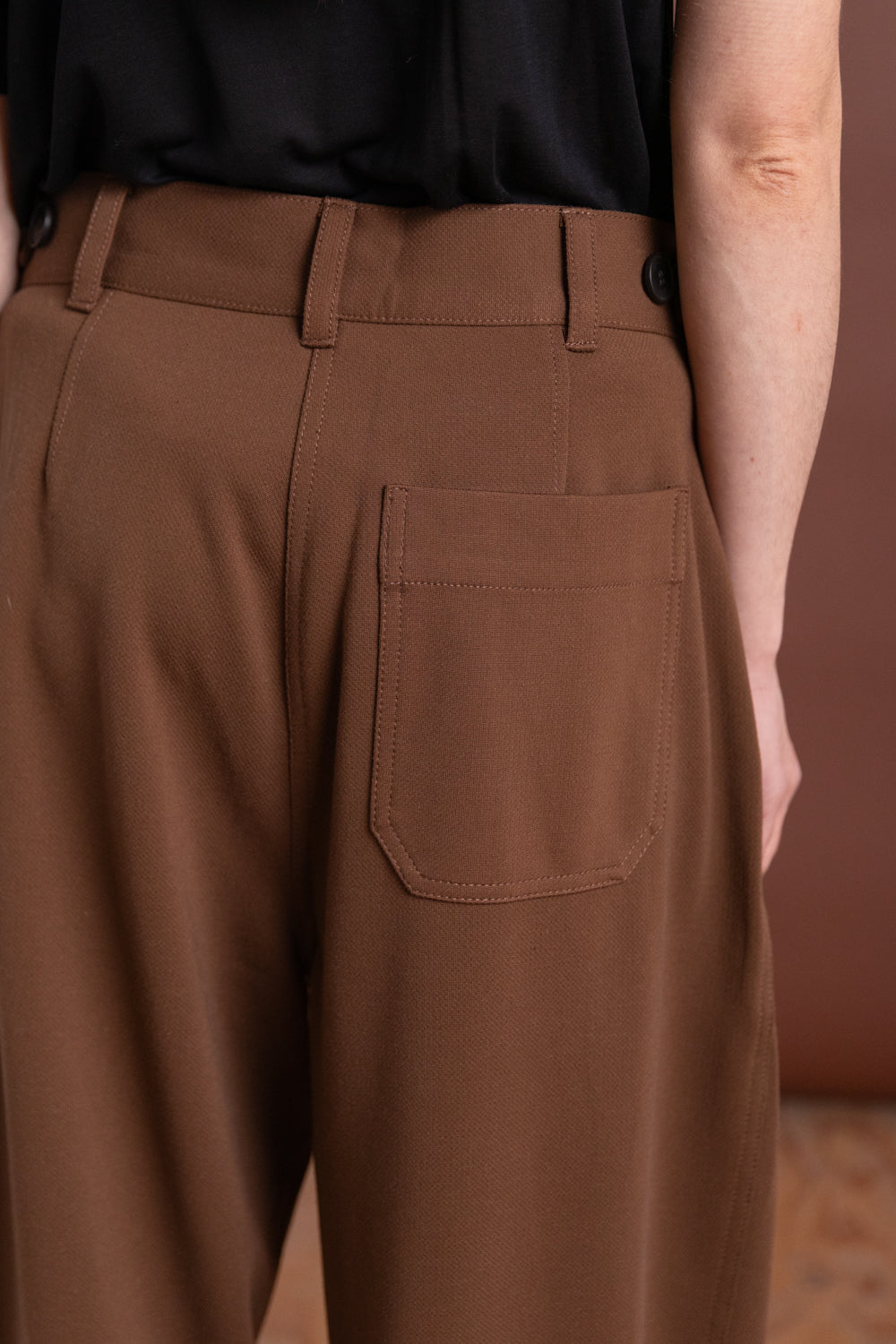 PLEATED BARREL LEG PANTS IN BROWN