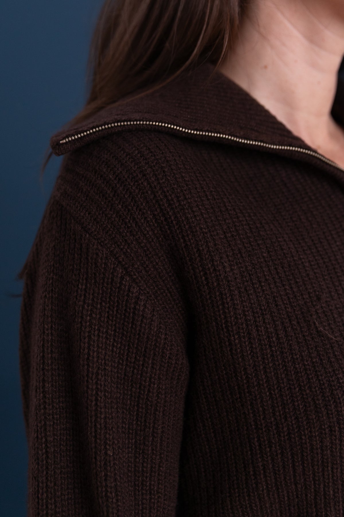 RIBBED HALF SWEATER IN BROWN
