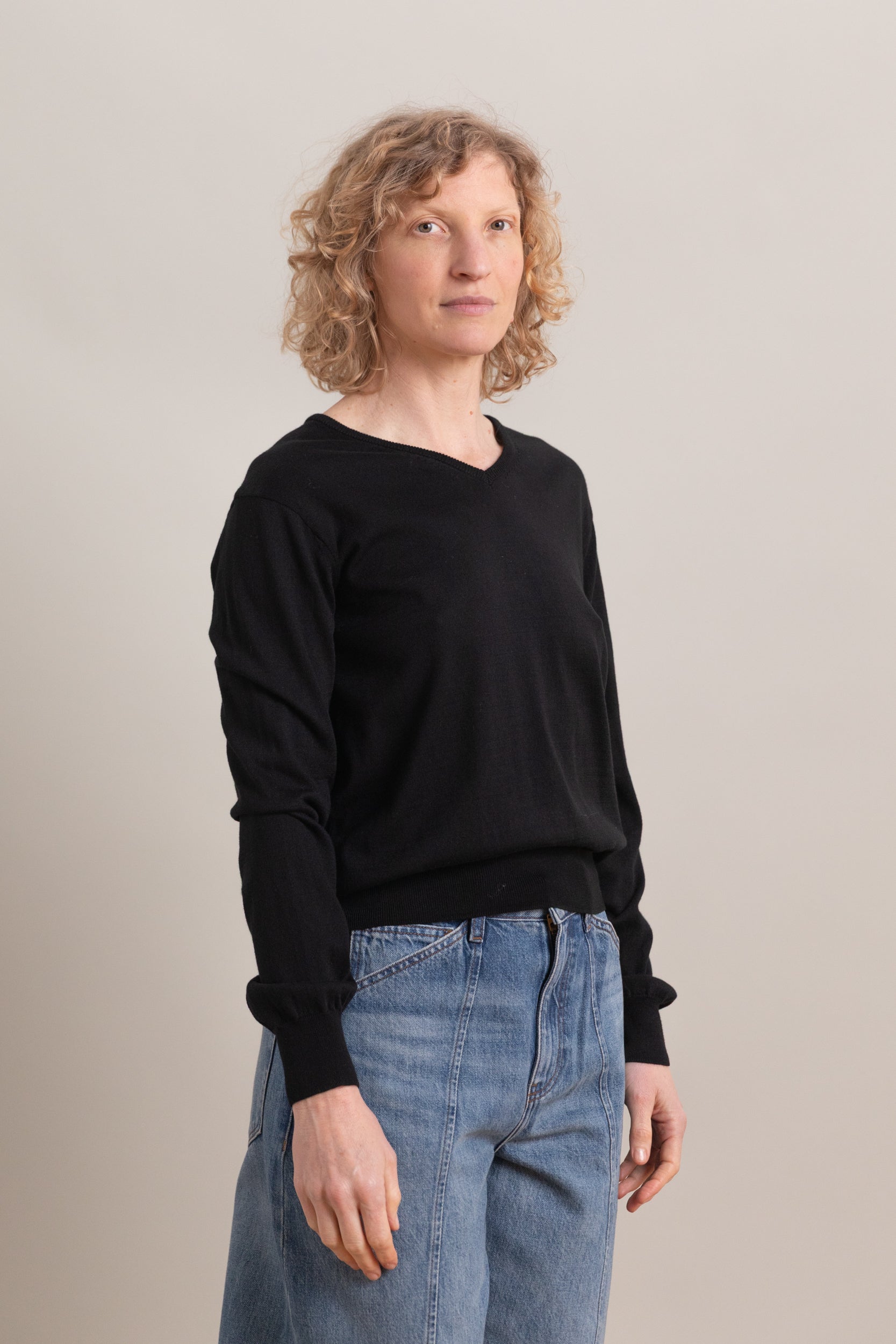 COTTON BLEND V NECK KNIT TOP IN BLACK
