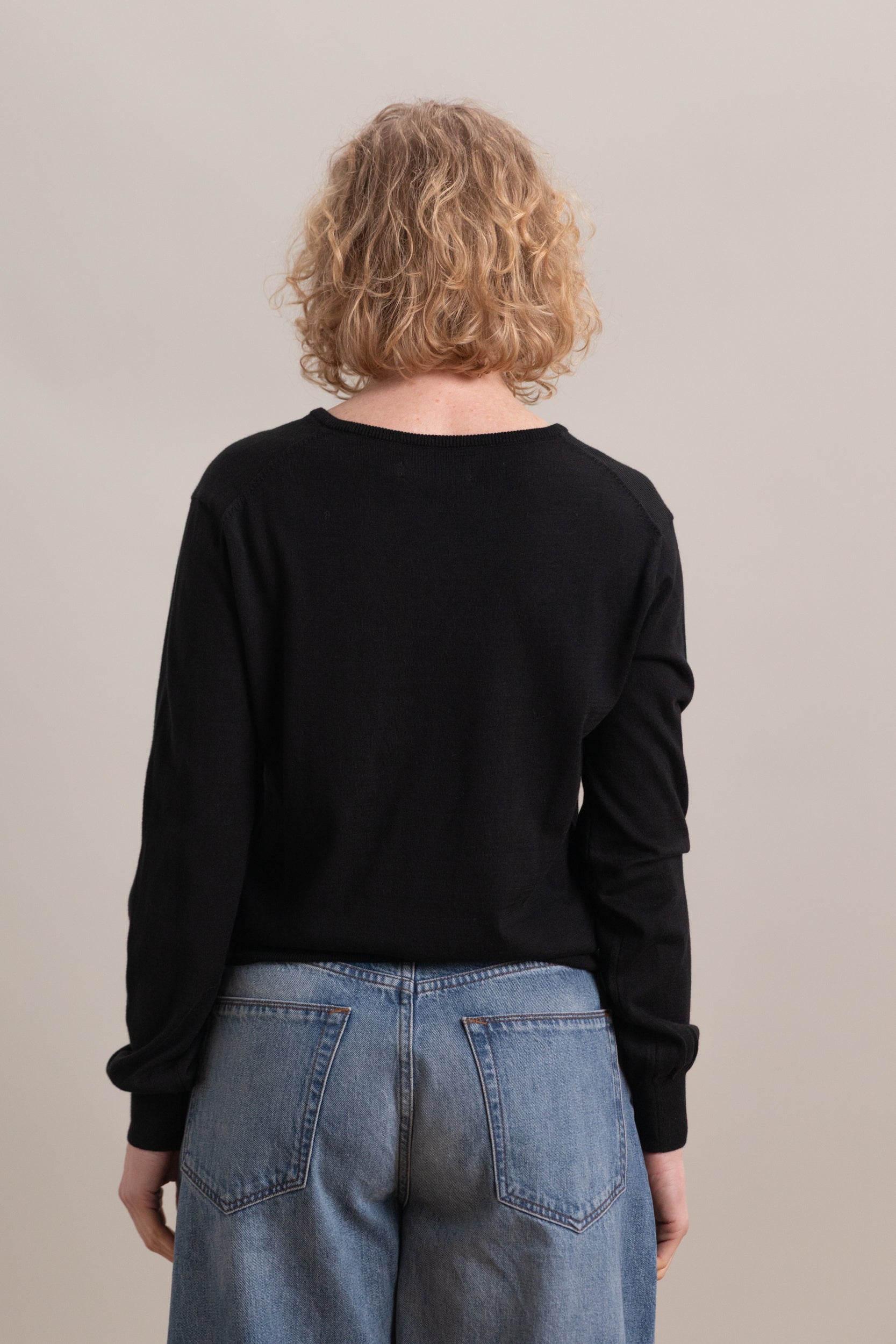 COTTON BLEND V NECK KNIT TOP IN BLACK