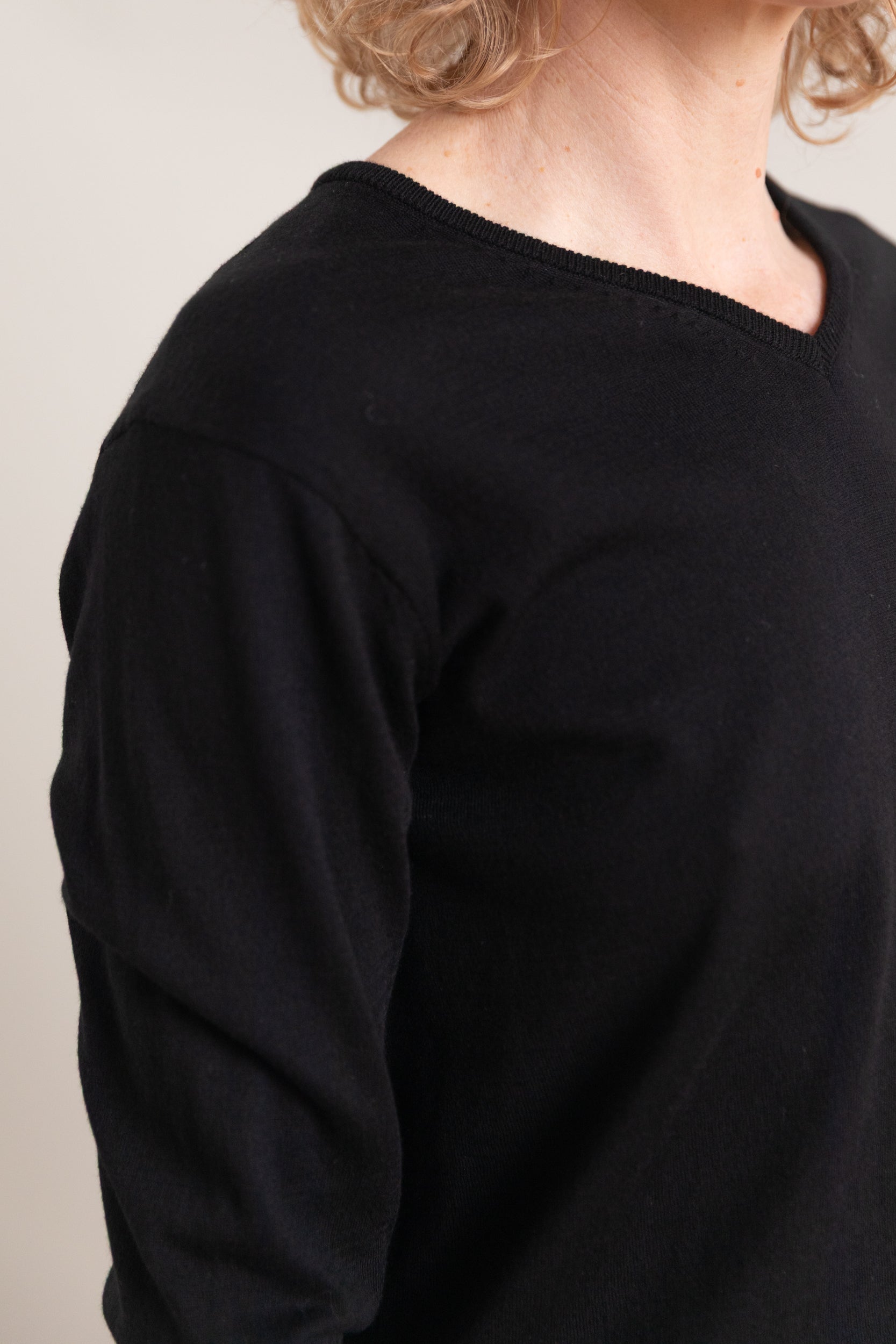 COTTON BLEND V NECK KNIT TOP IN BLACK