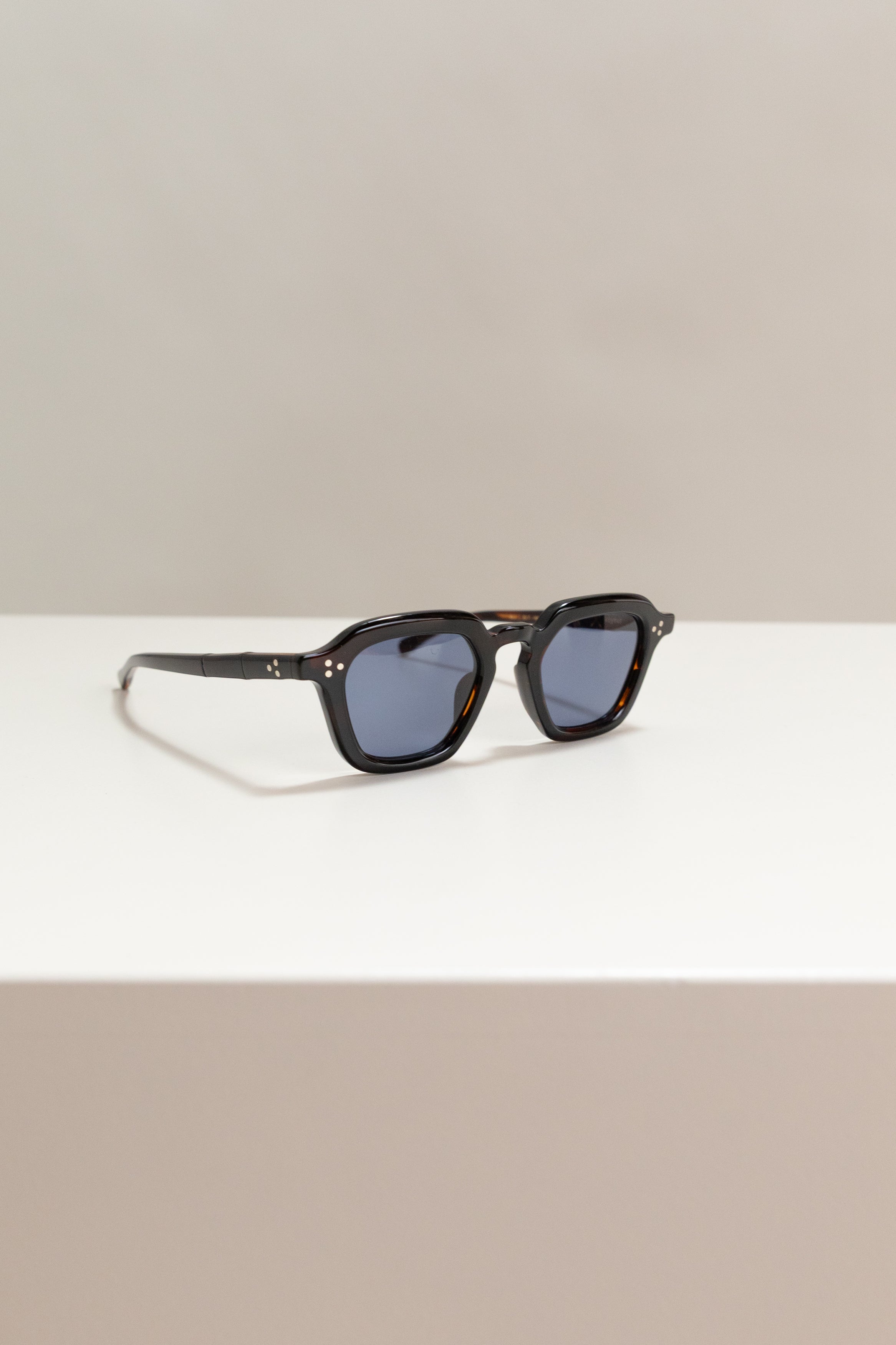 VOYEUR IN DEEP BROWN