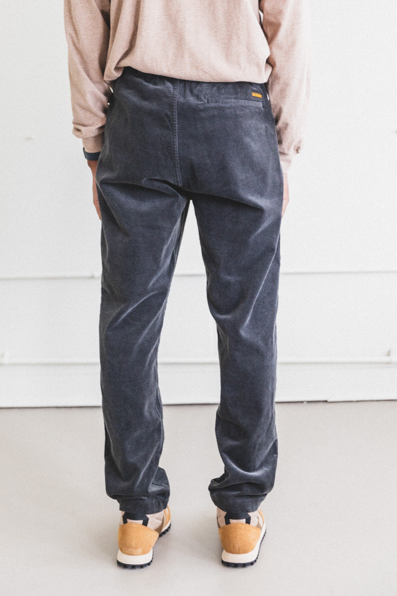 NEW YORKER STRETCH CORDUROY PANTS IN CHARCOAL GREY