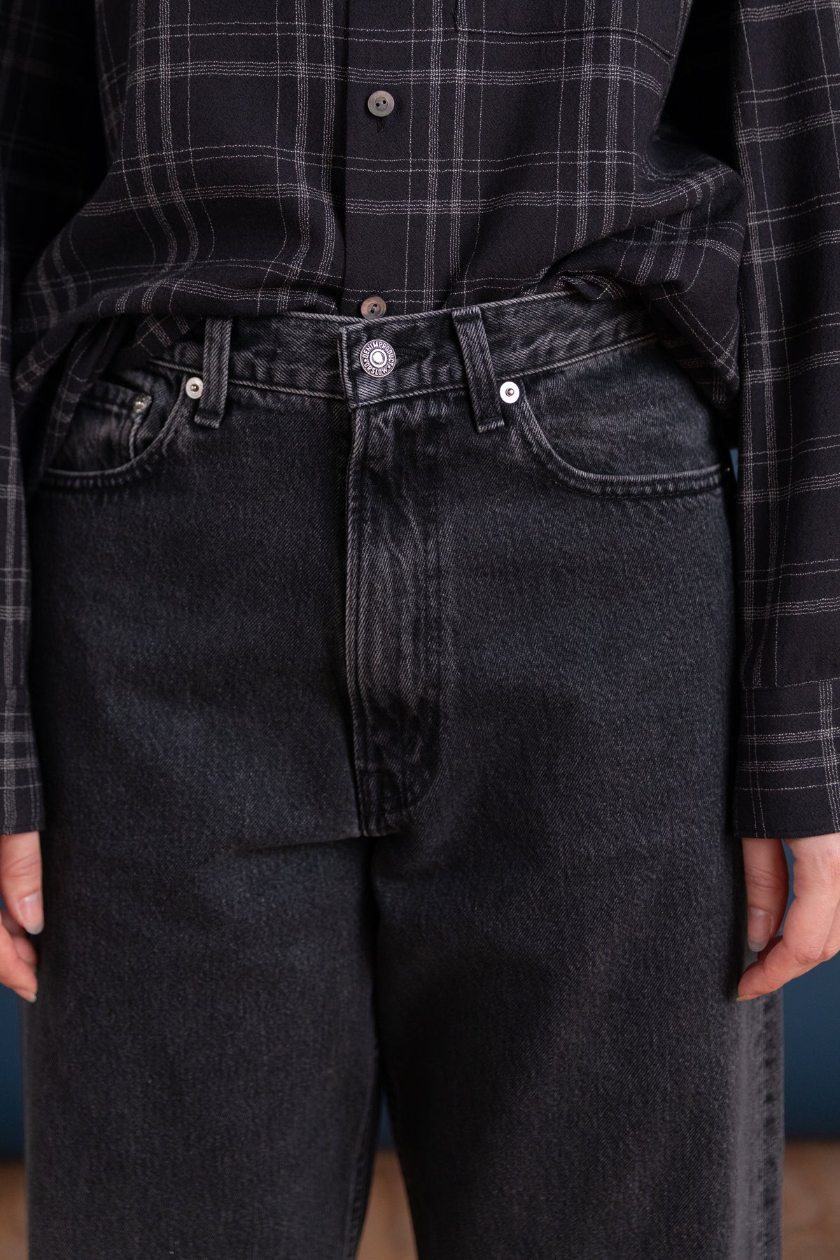 100 SUPER DADS DENIM PANTS IN BLACK DENIM STONE