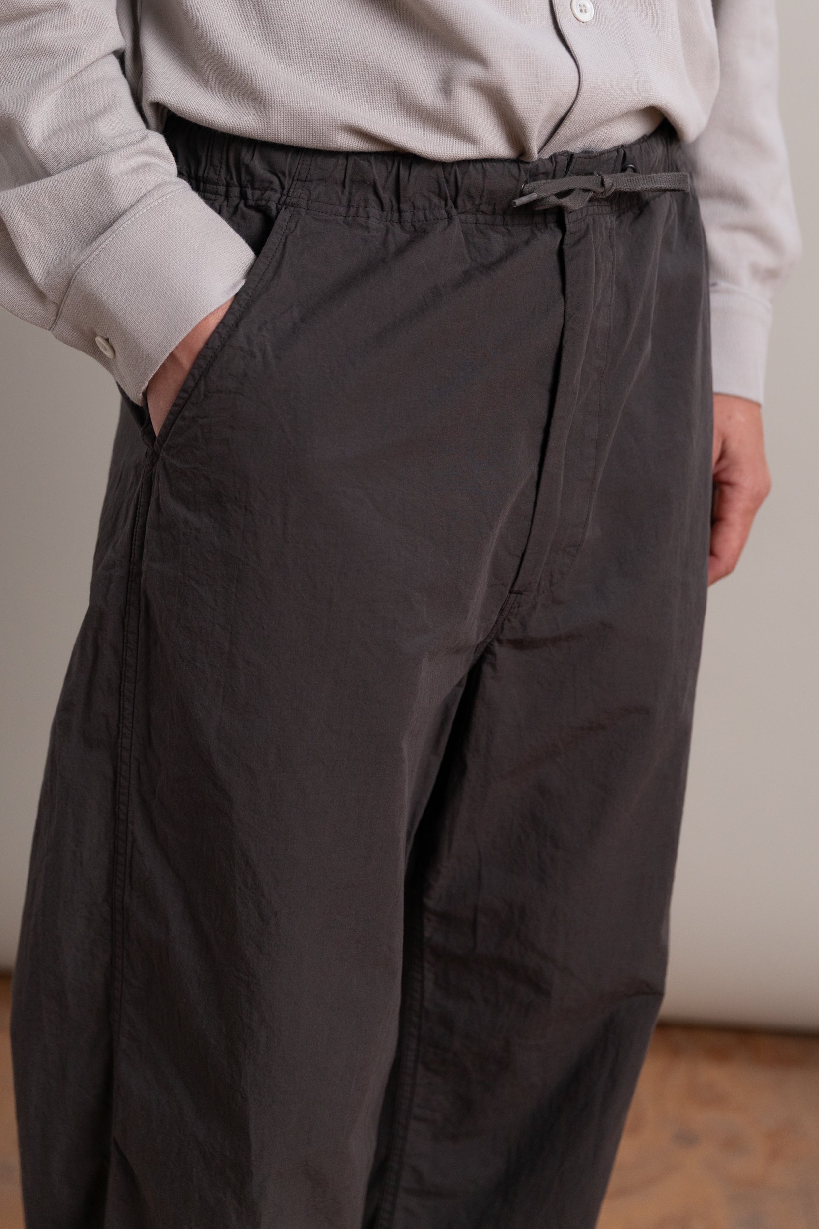 WIDE FIT NEW YORKER IN CHARCOAL GRAY