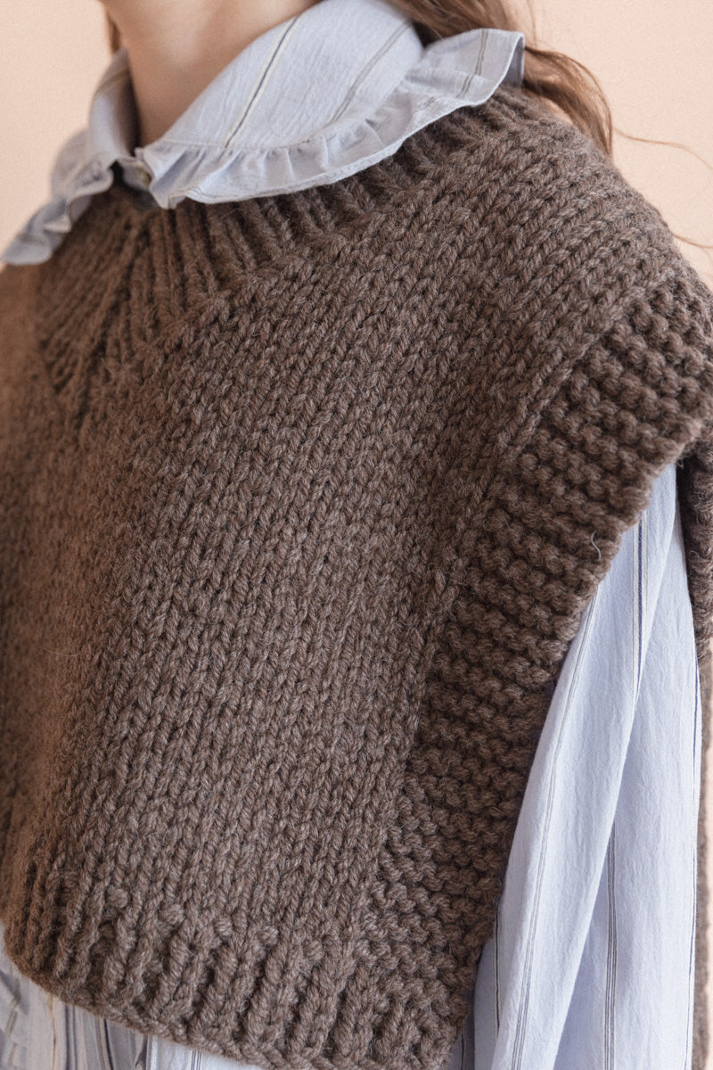 HAND KNIT WOOL BUNON VEST IN EARTH