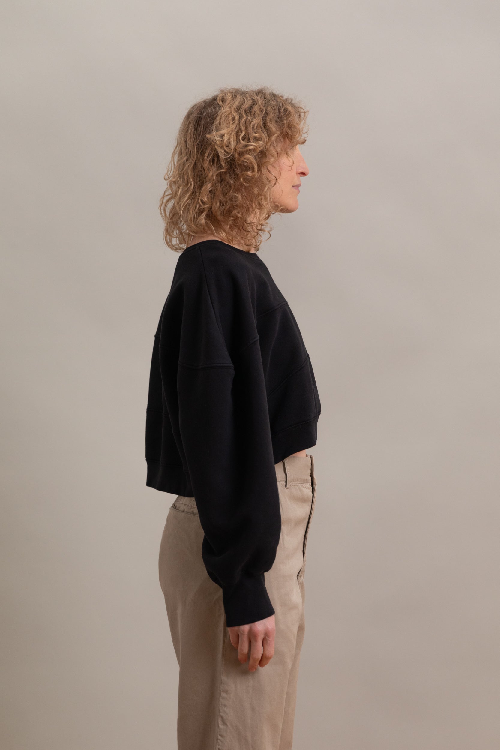 ORB SWEATSHIRT IN CHARCOAL