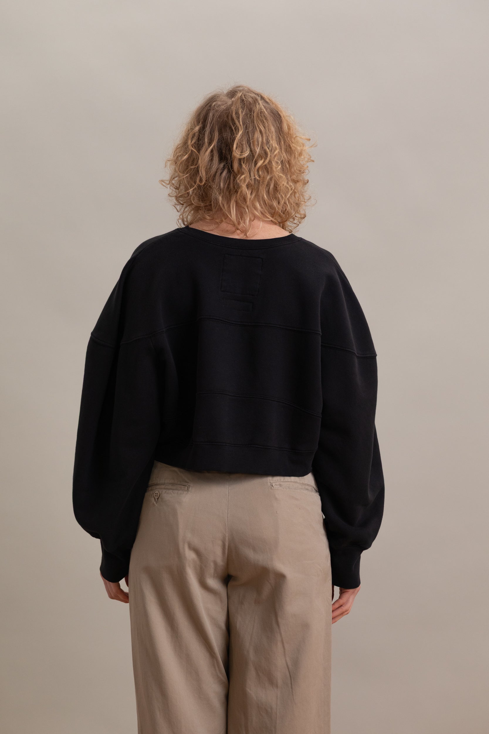 ORB SWEATSHIRT IN CHARCOAL