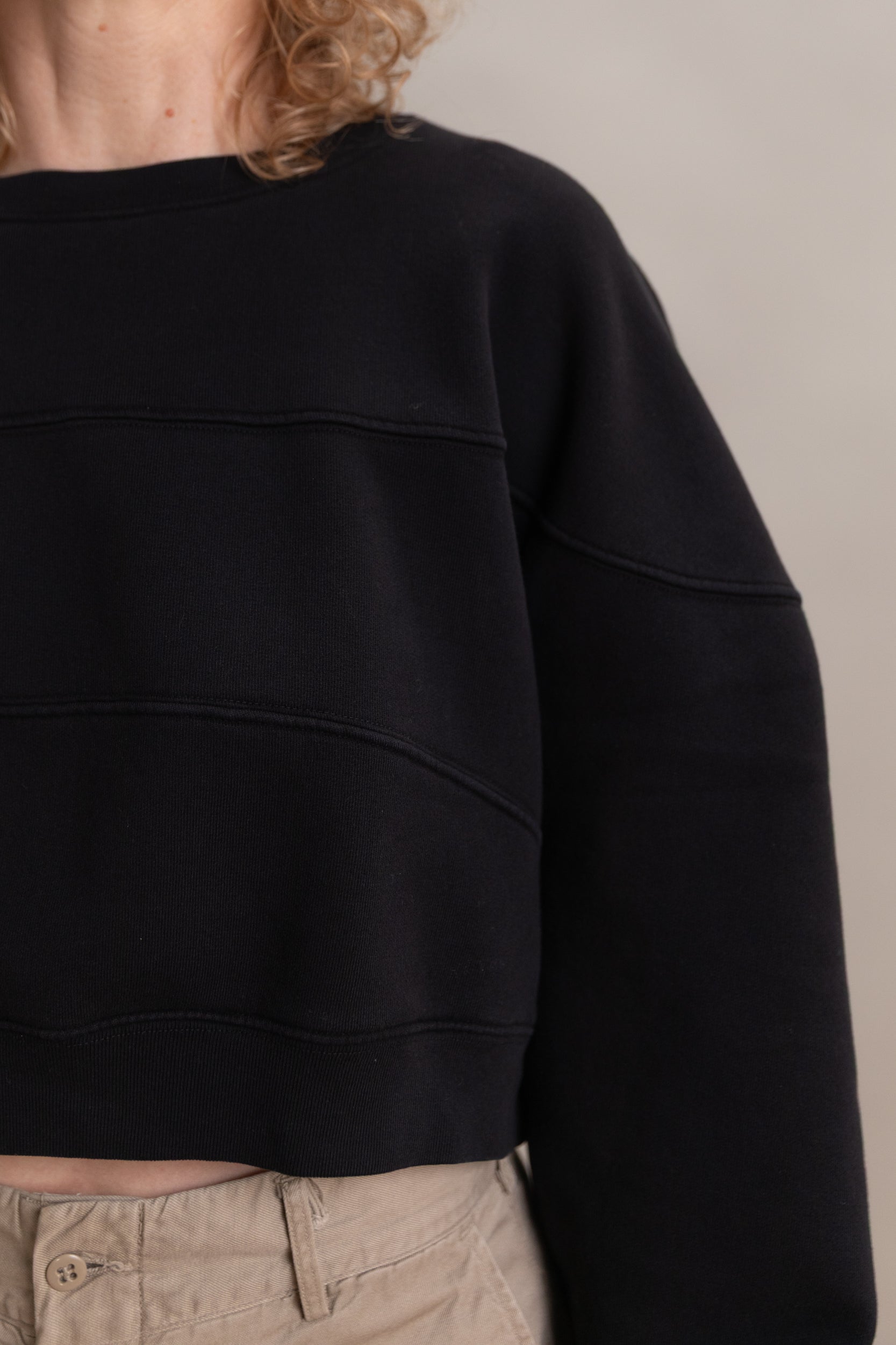 ORB SWEATSHIRT IN CHARCOAL