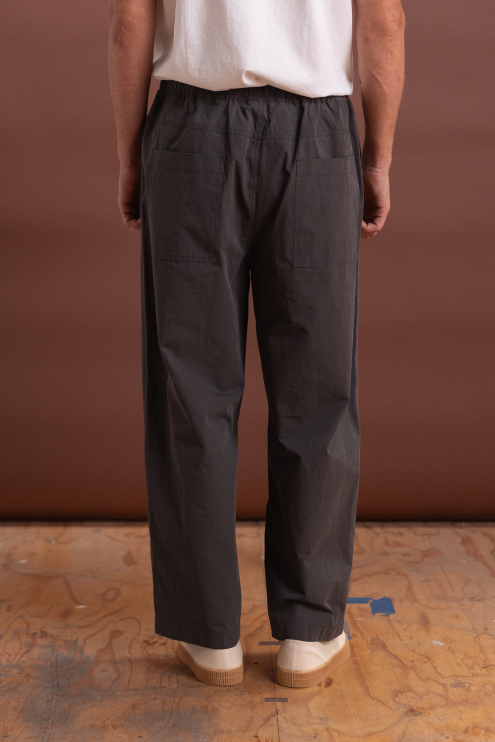 KAI PANT IN CHARCOAL