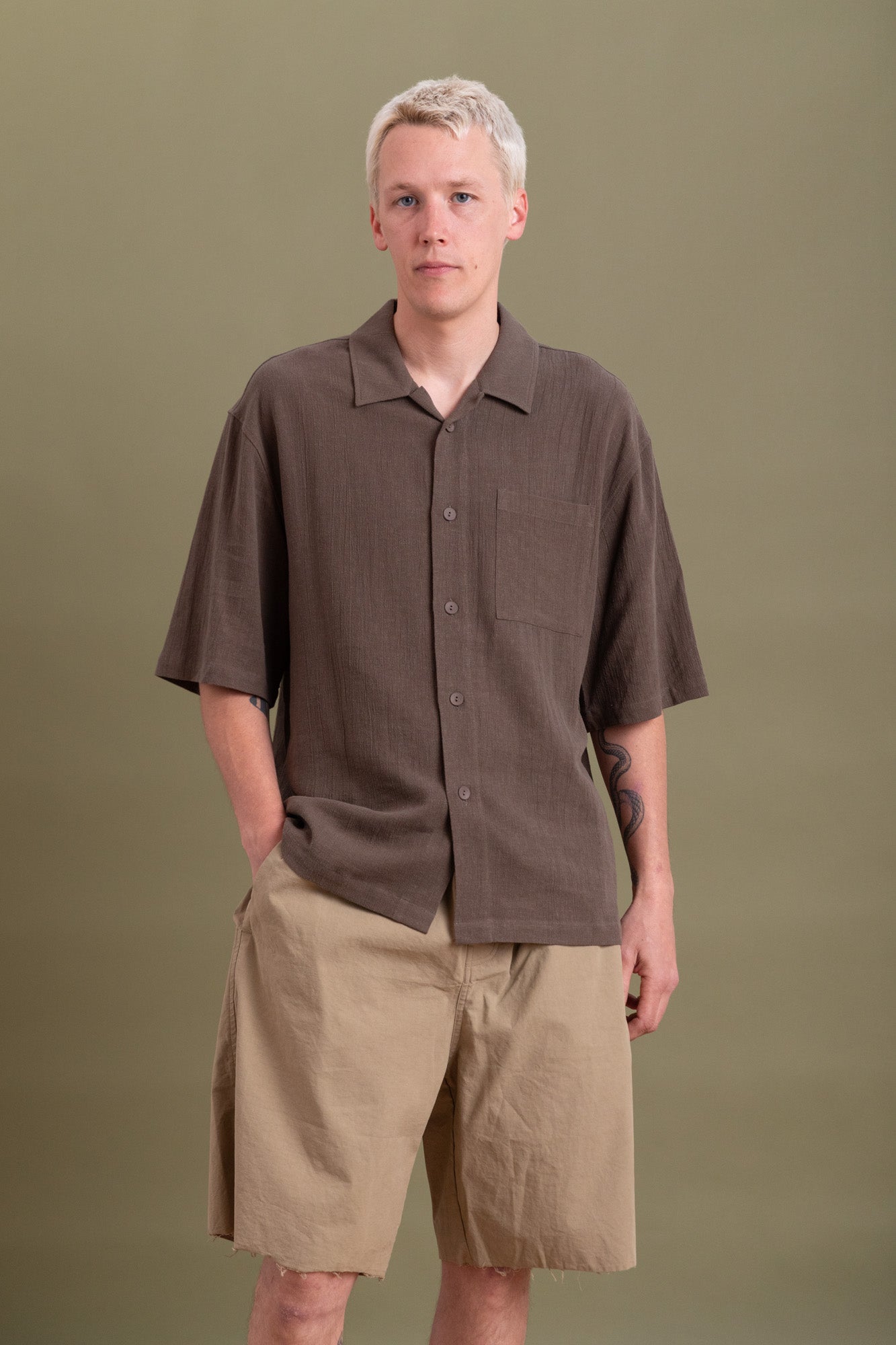 PASEO SHIRT IN CHARCOAL