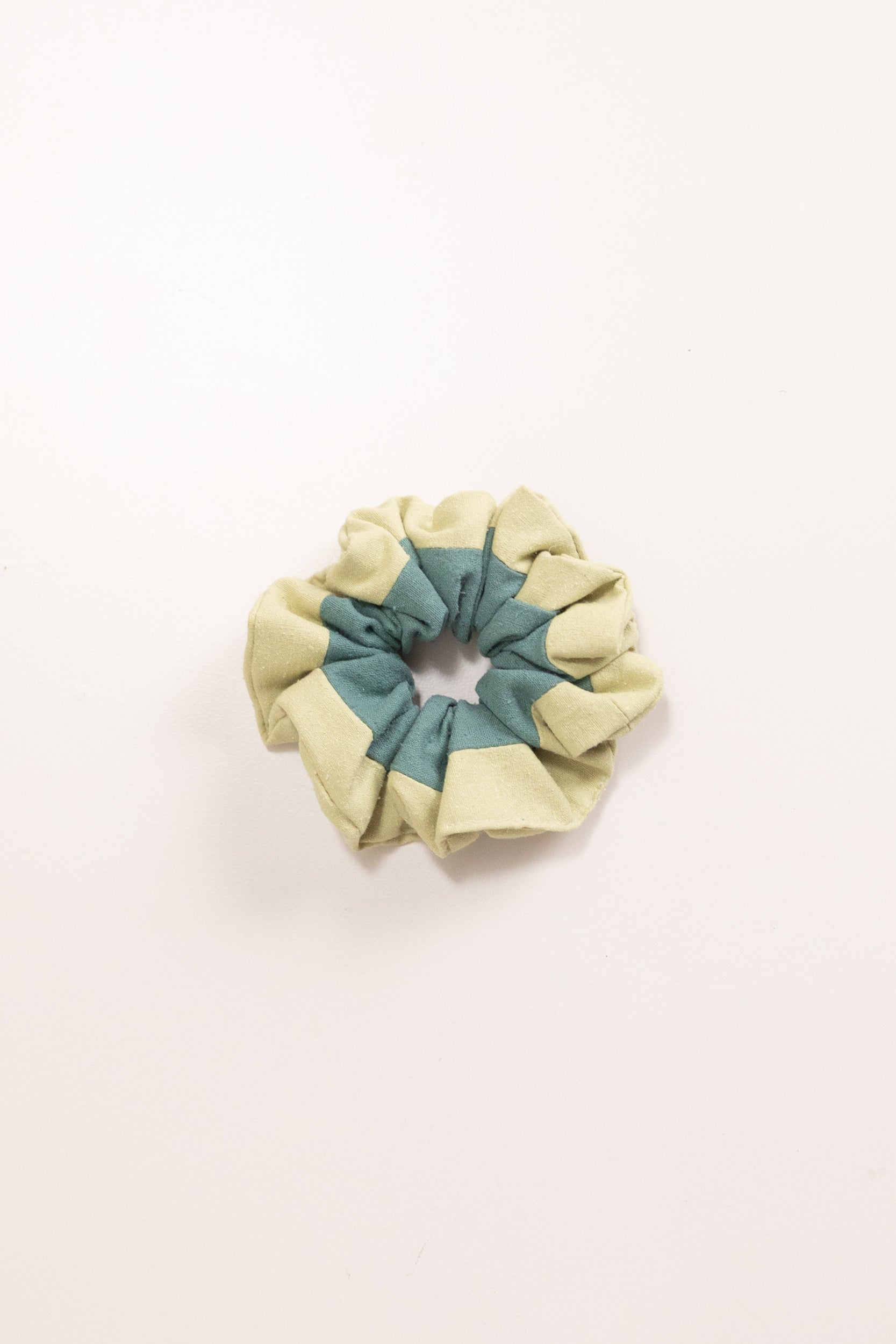 MEDIUM GREEN SILK SCRUNCHIE