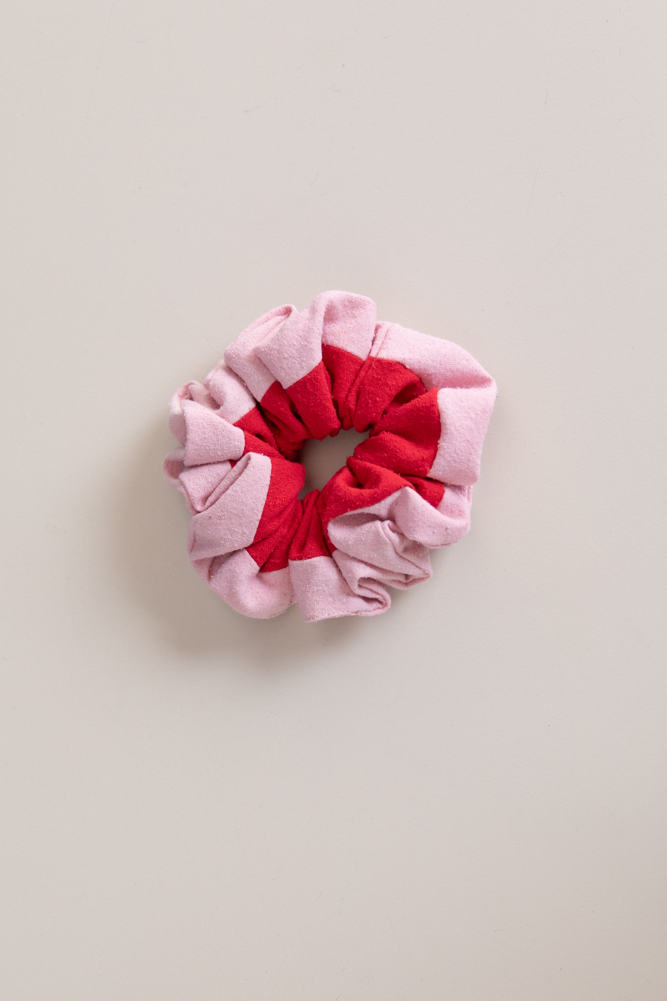 MEDIUM RED AND PINK SILK SCRUNCHIE