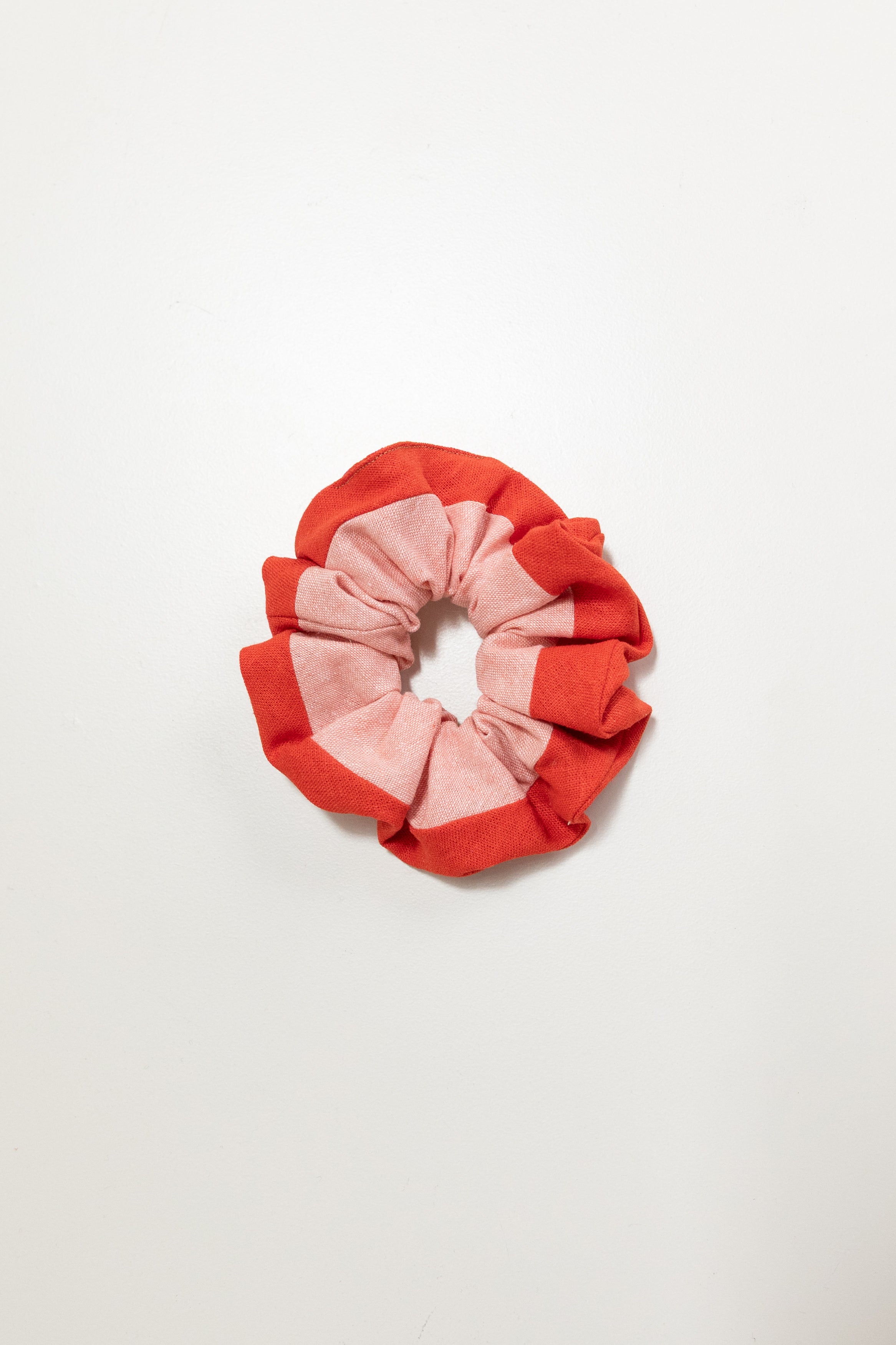 MEDIUM POPPY AND CORAL LINEN SCRUNCHIE