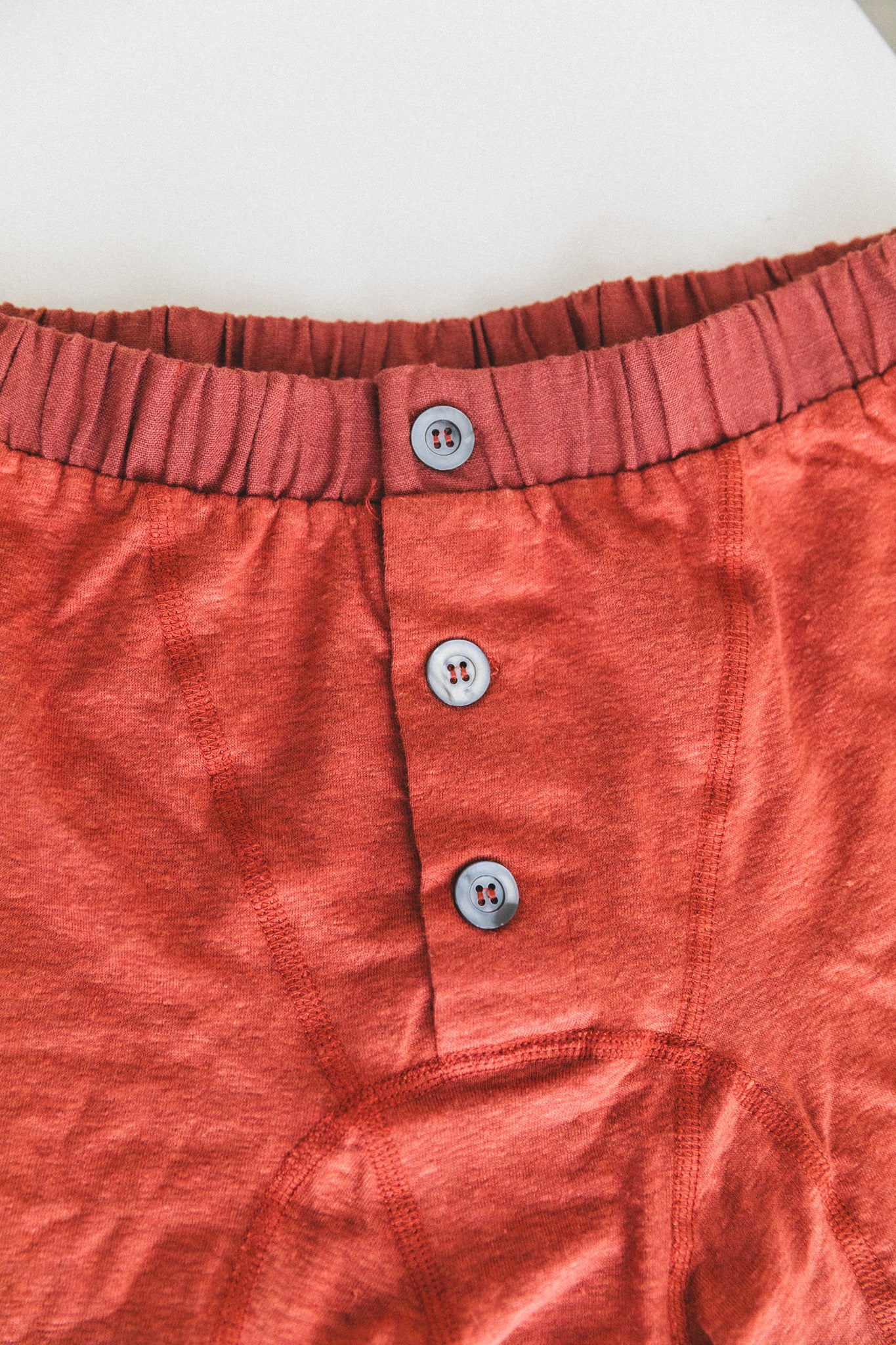 GENDERLESS SHORT PANTS IN RUST