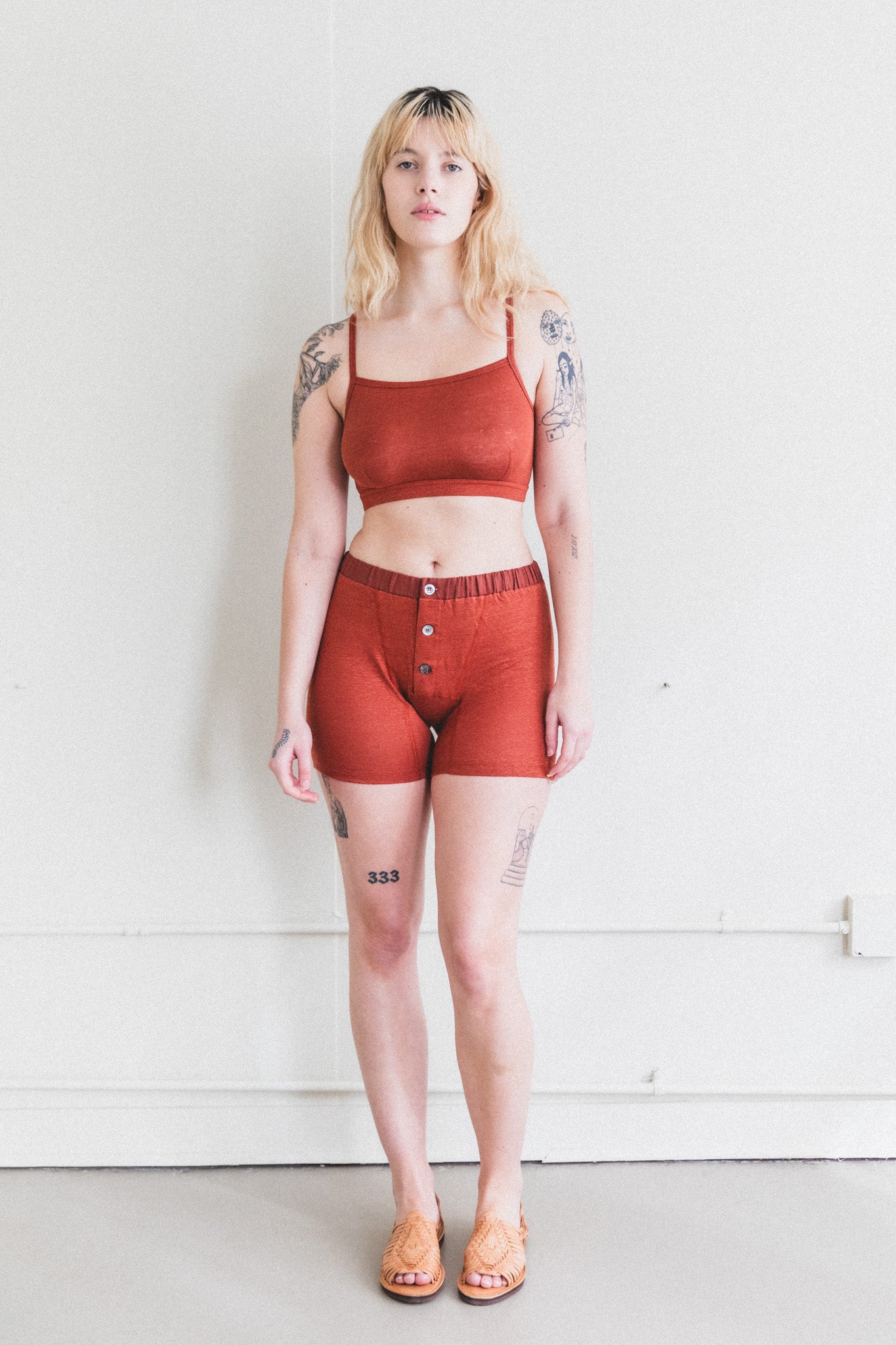 GENDERLESS SHORT PANTS IN RUST