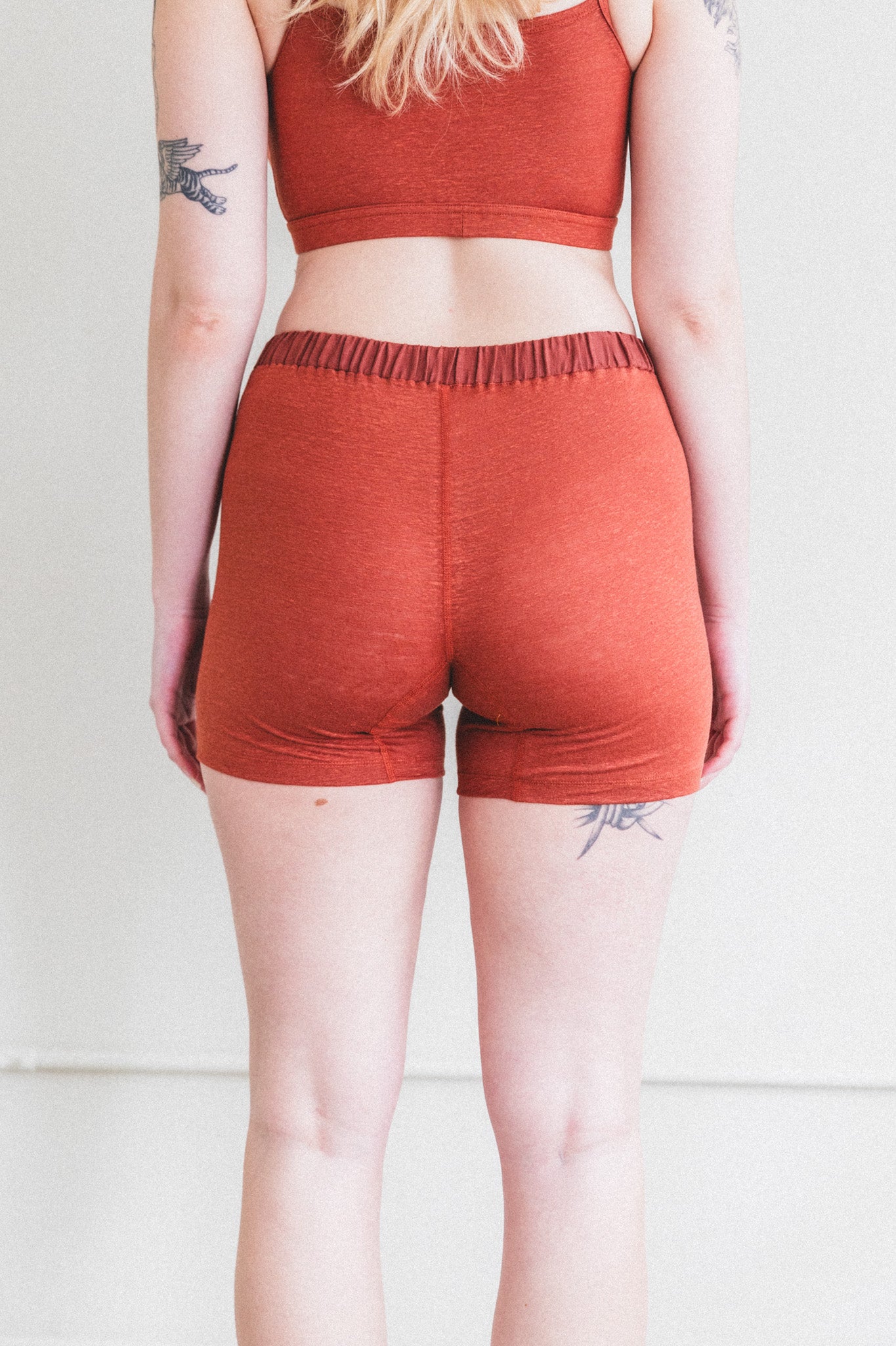 GENDERLESS SHORT PANTS IN RUST