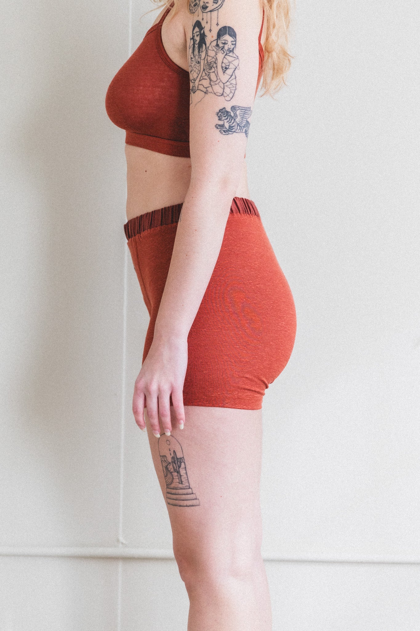 GENDERLESS SHORT PANTS IN RUST