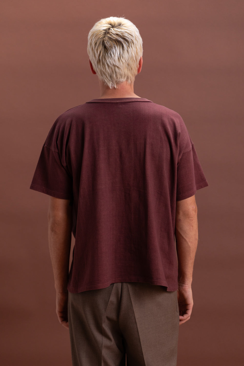 LOT 601 TEE SHIRT IN NATURAL DYED BURGUNDY