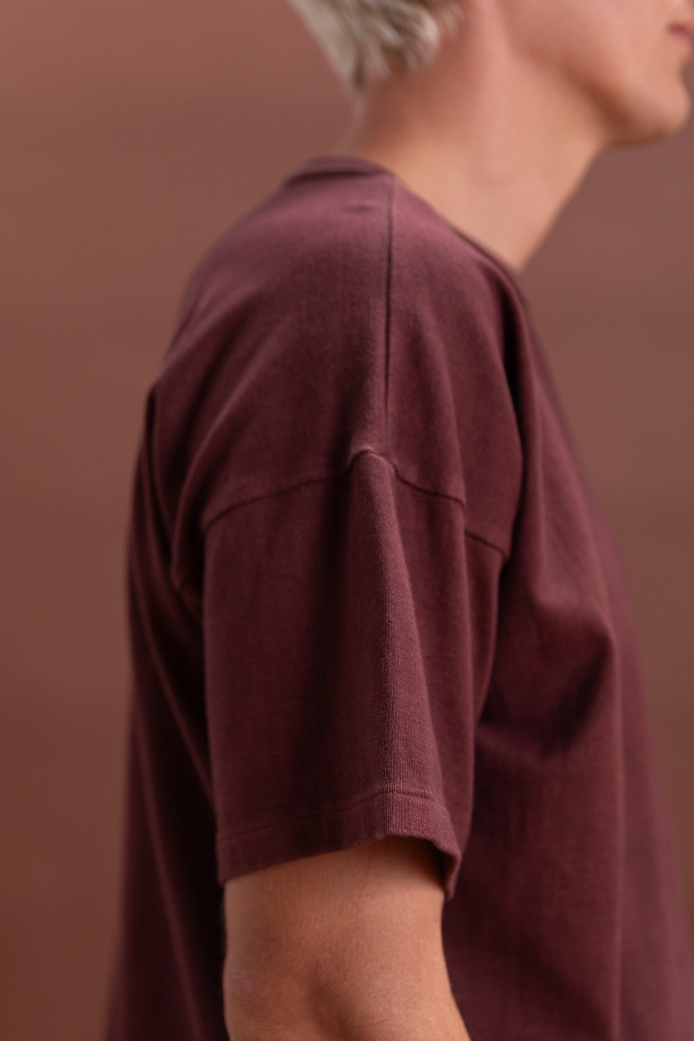 LOT 601 TEE SHIRT IN NATURAL DYED BURGUNDY