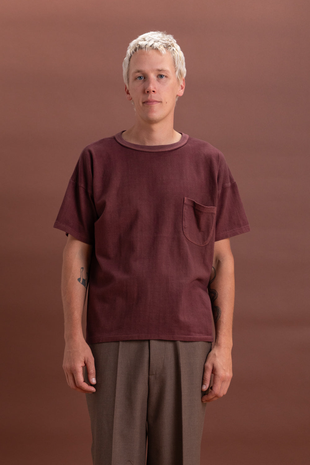 LOT 601 TEE SHIRT IN NATURAL DYED BURGUNDY