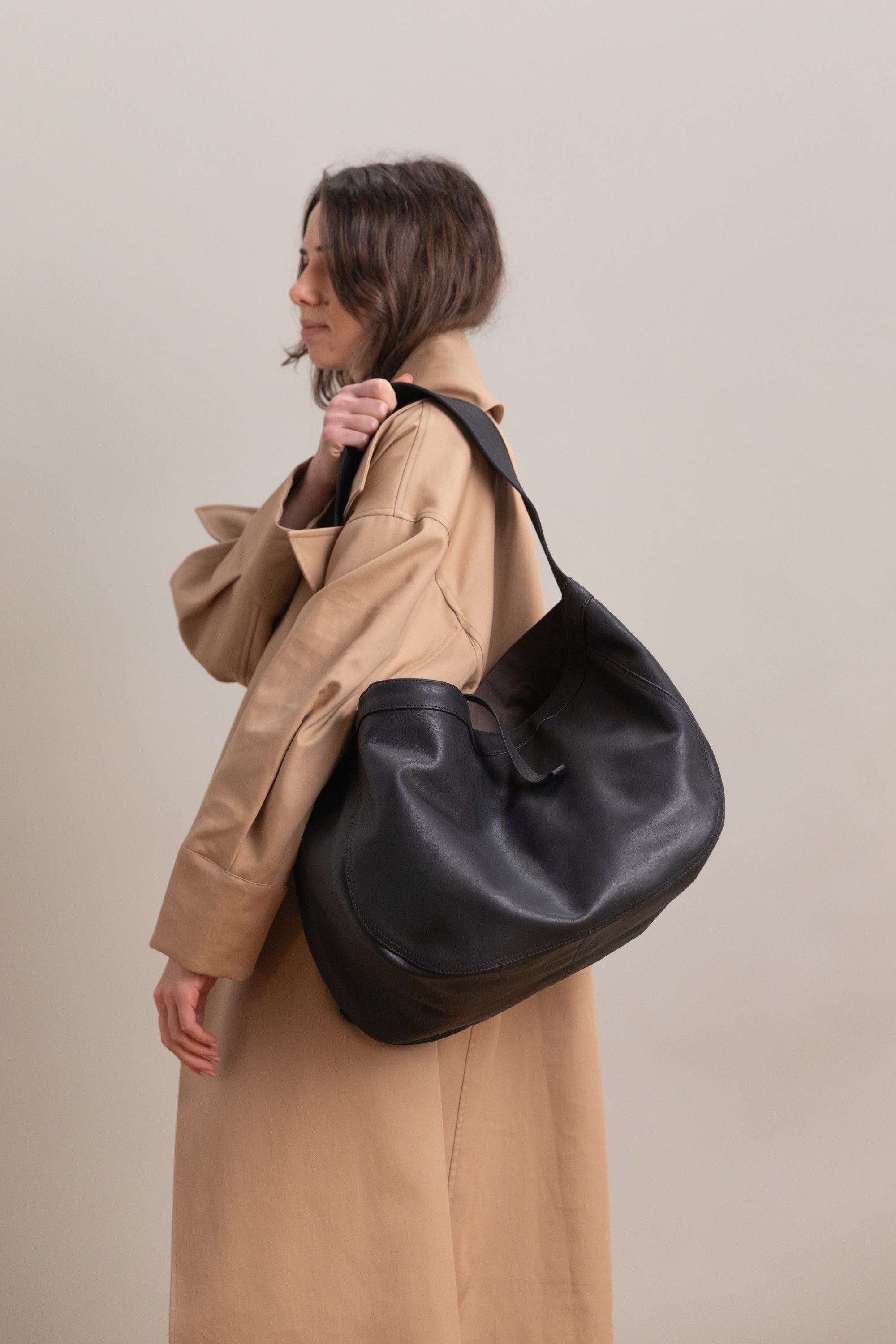 LOT 004 NEWSBOY BAG IN BLACK LEATHER
