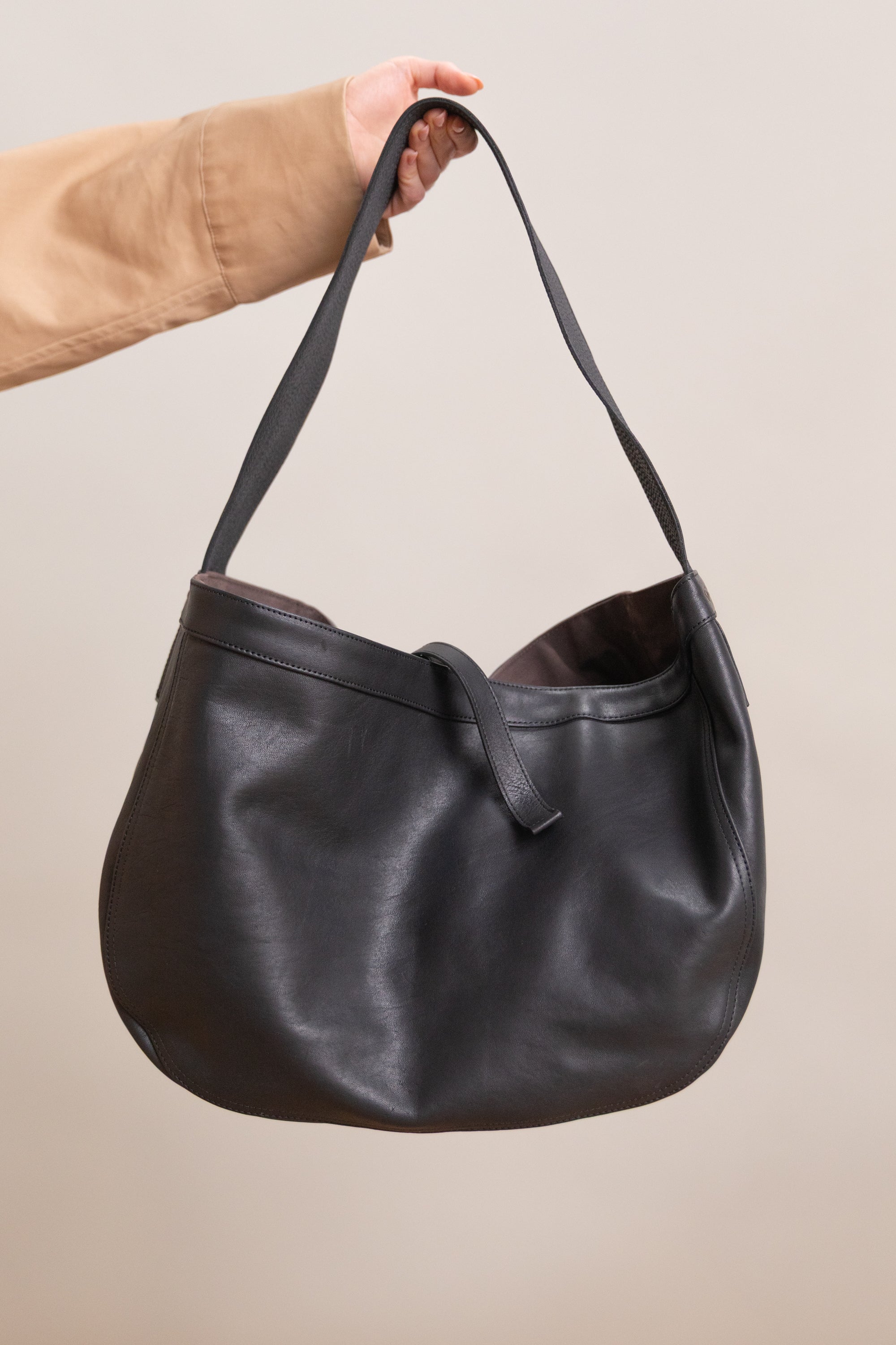 LOT 004 NEWSBOY BAG IN BLACK LEATHER