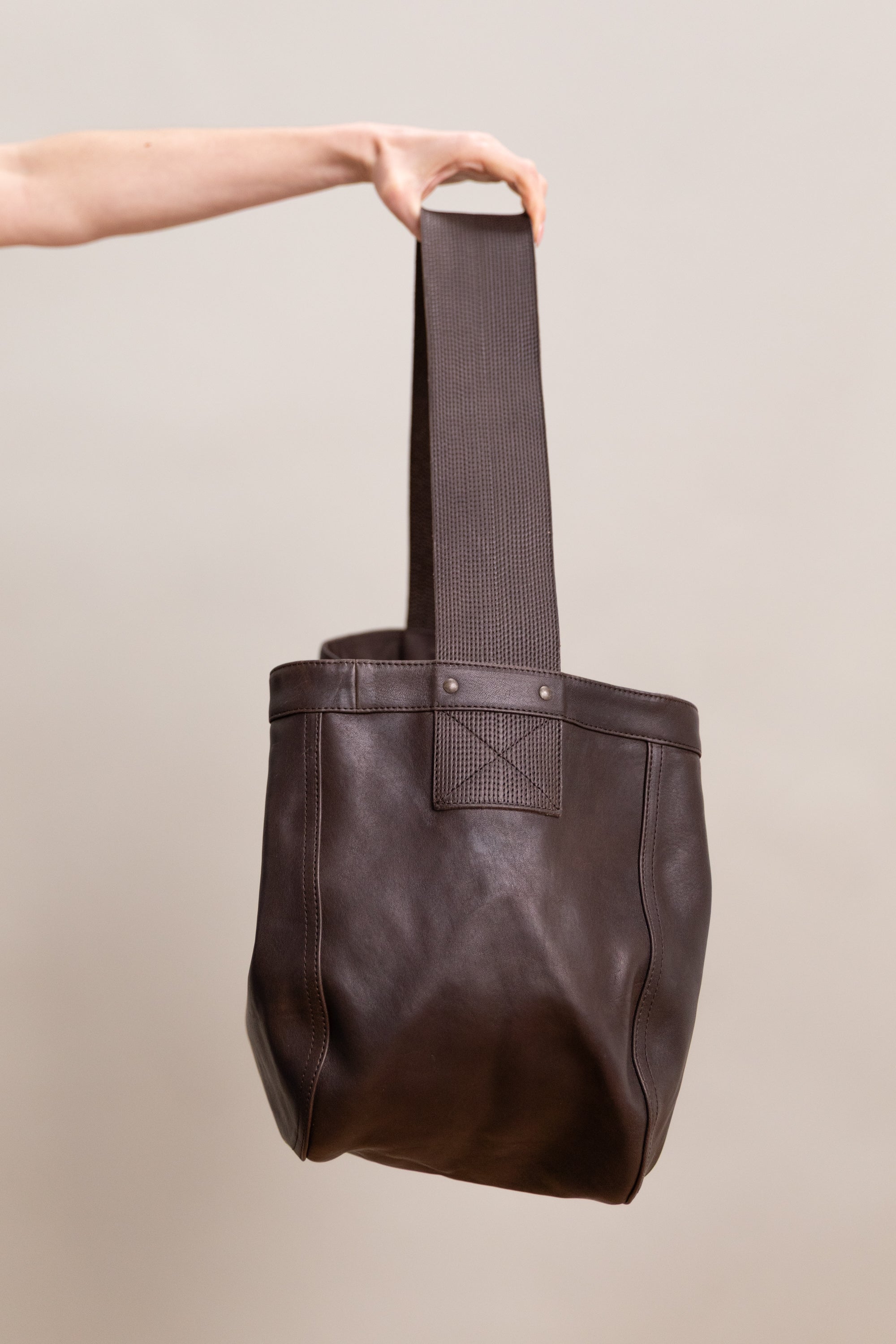 LOT 004 NEWSBOY BAG IN BROWN LEATHER