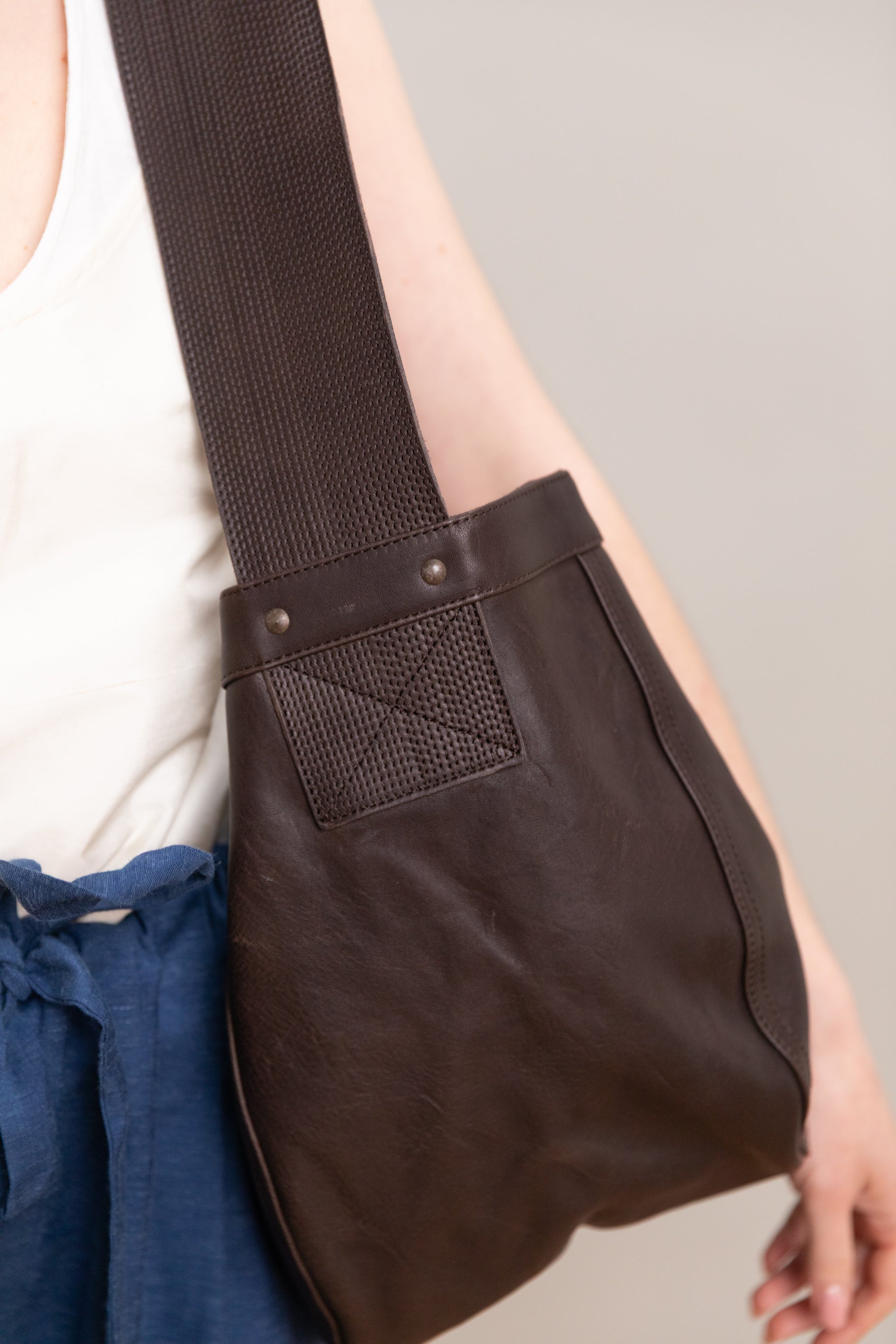 LOT 004 NEWSBOY BAG IN BROWN LEATHER