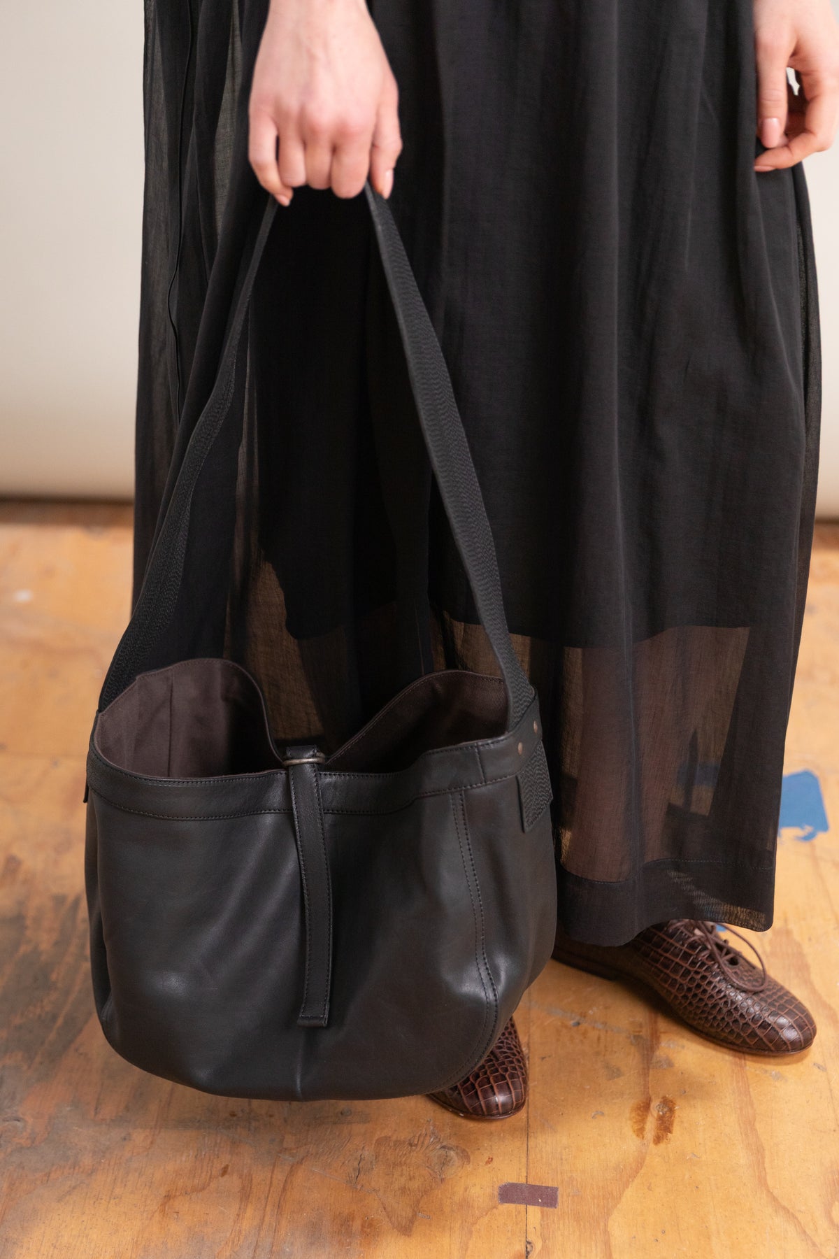 LOT 018 SMALL NEWSBOY BAG IN BLACK LEATHER