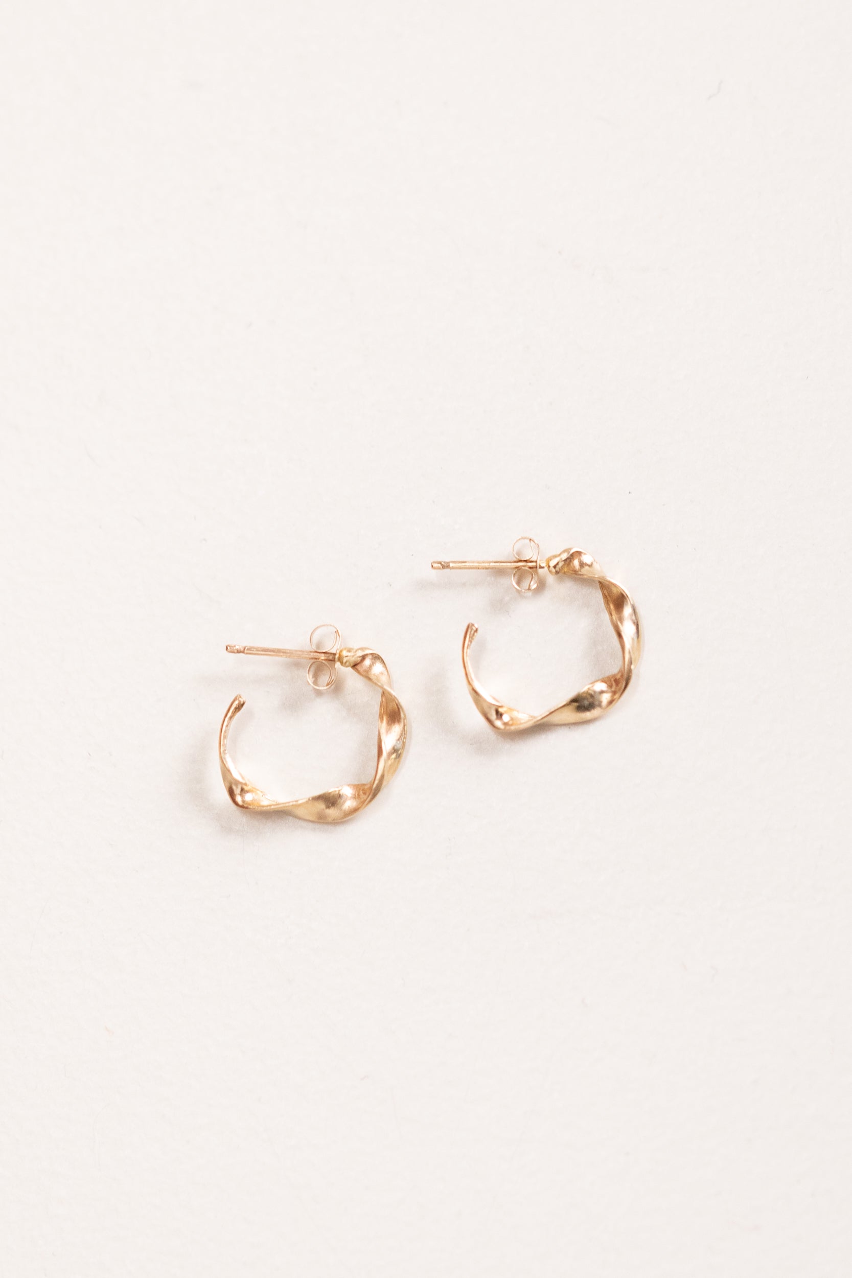 TWISTED HOOP EARRINGS IN GOLD